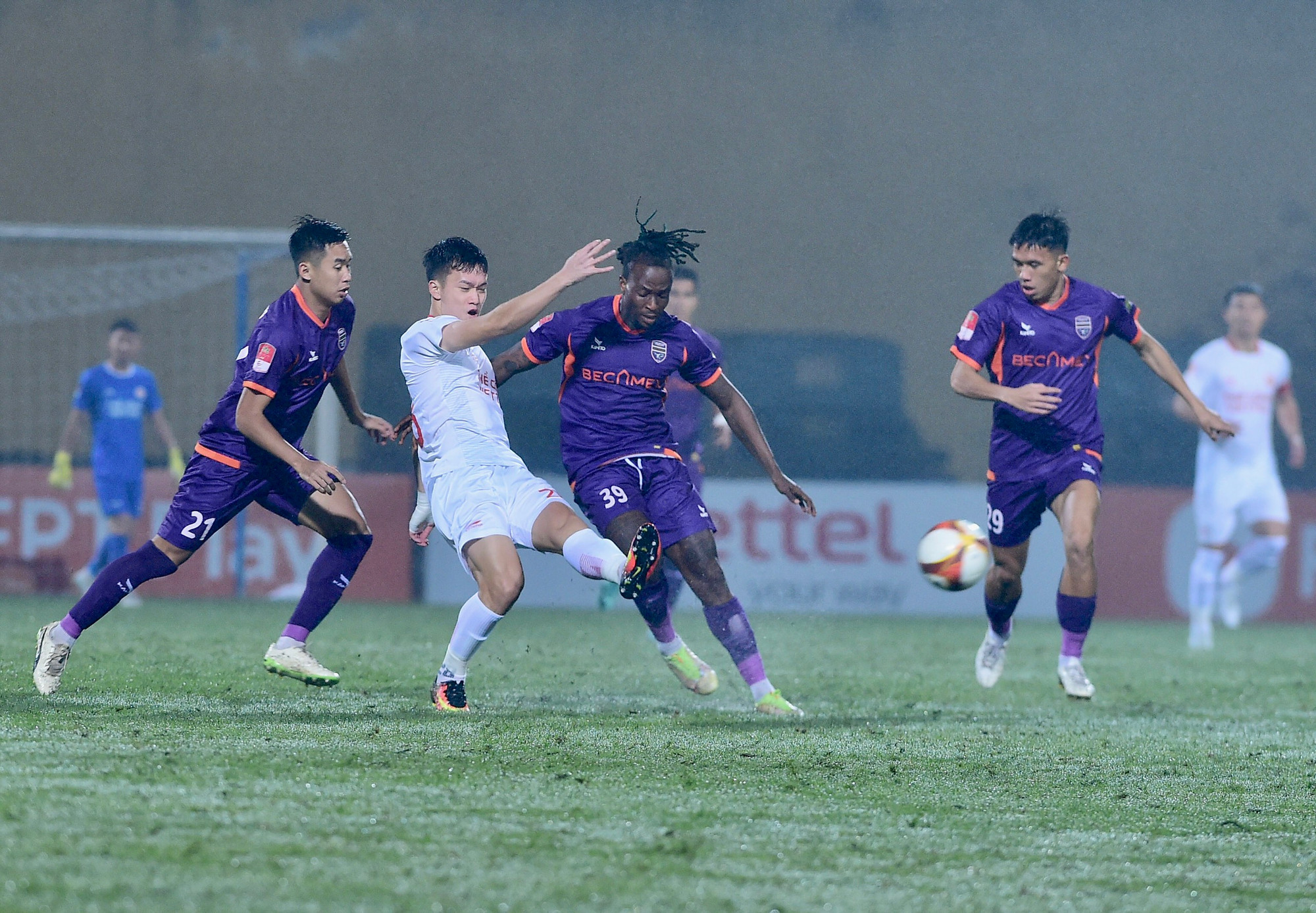 Các cầu thủ Becamex Bình Dương sử dụng lối chơi áp sát từ đầu trận.
