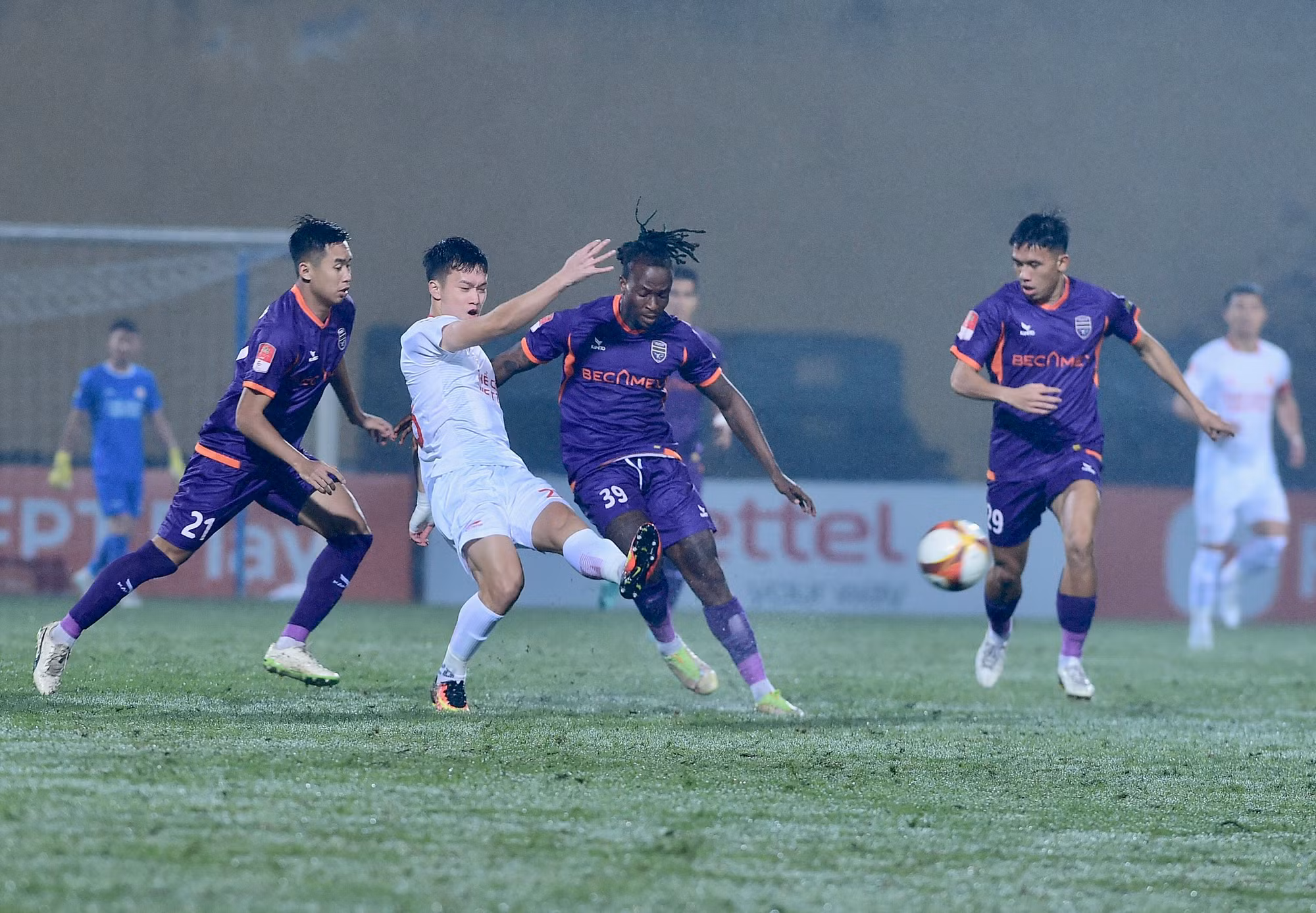 Các cầu thủ Becamex Bình Dương sử dụng lối chơi áp sát từ đầu trận.