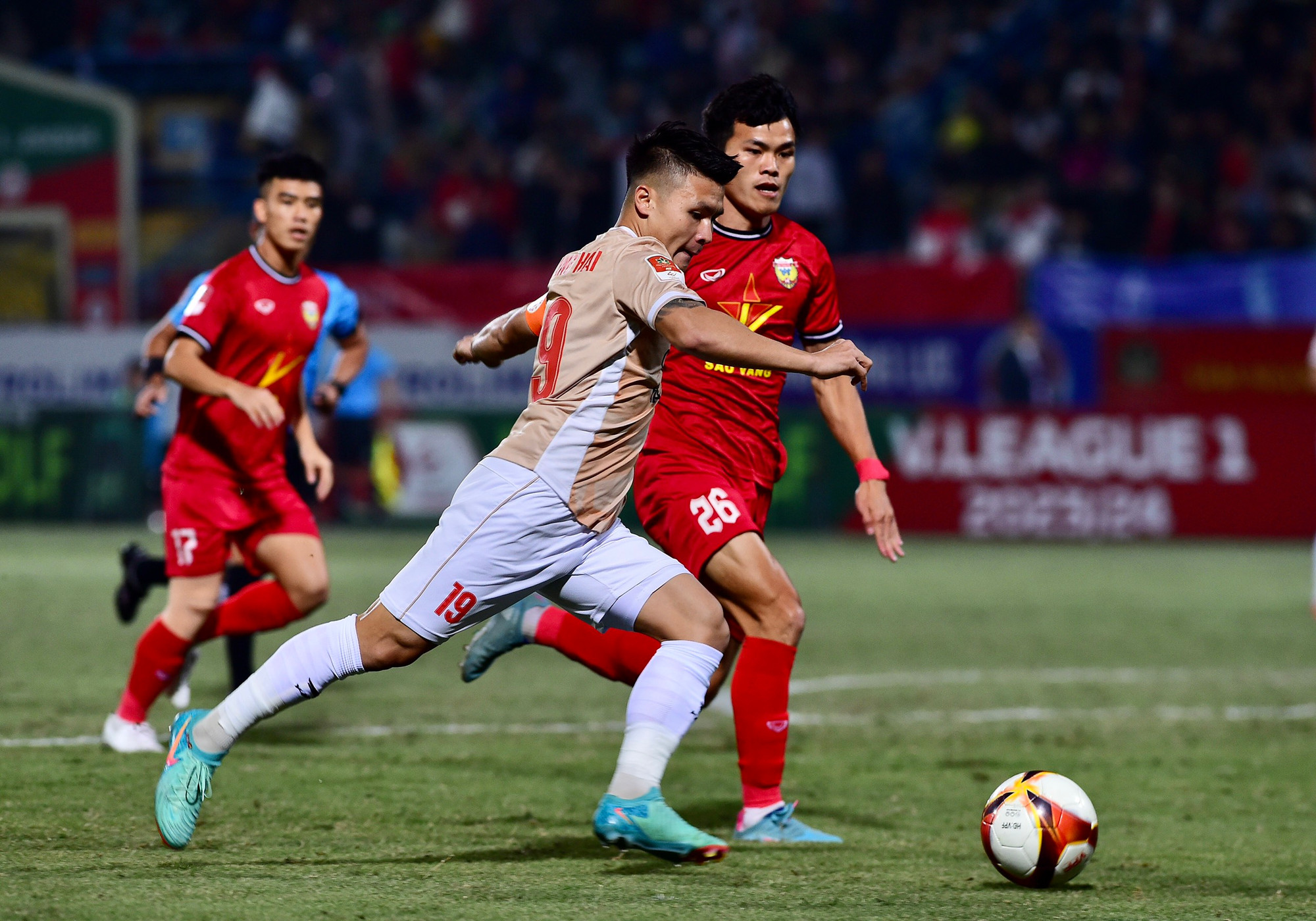 Quang Hải được huấn luyện viên Kiatisak lựa chọn là mũi tấn công của Công an Hà Nội.