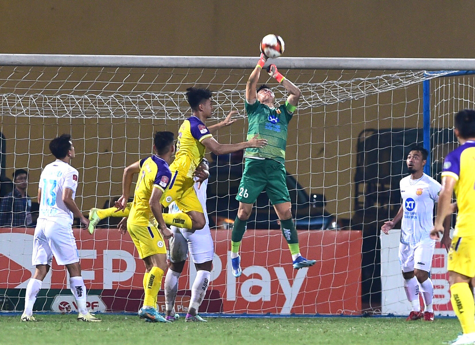 Pha bóng nguy hiểm trước khung thành thủ môn Văn Nam của Nam Định. Pha bóng nguy hiểm trước khung thành thủ môn Văn Nam của Nam Định.