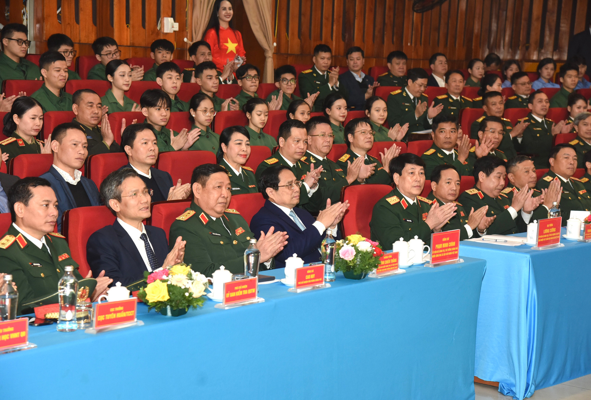 Thủ tướng Phạm Minh Chính và các đại biểu tại buổi thăm, chúc Tết cán bộ, giảng viên, sinh viên Trường Đại học Văn hóa-Nghệ thuật Quân đội.