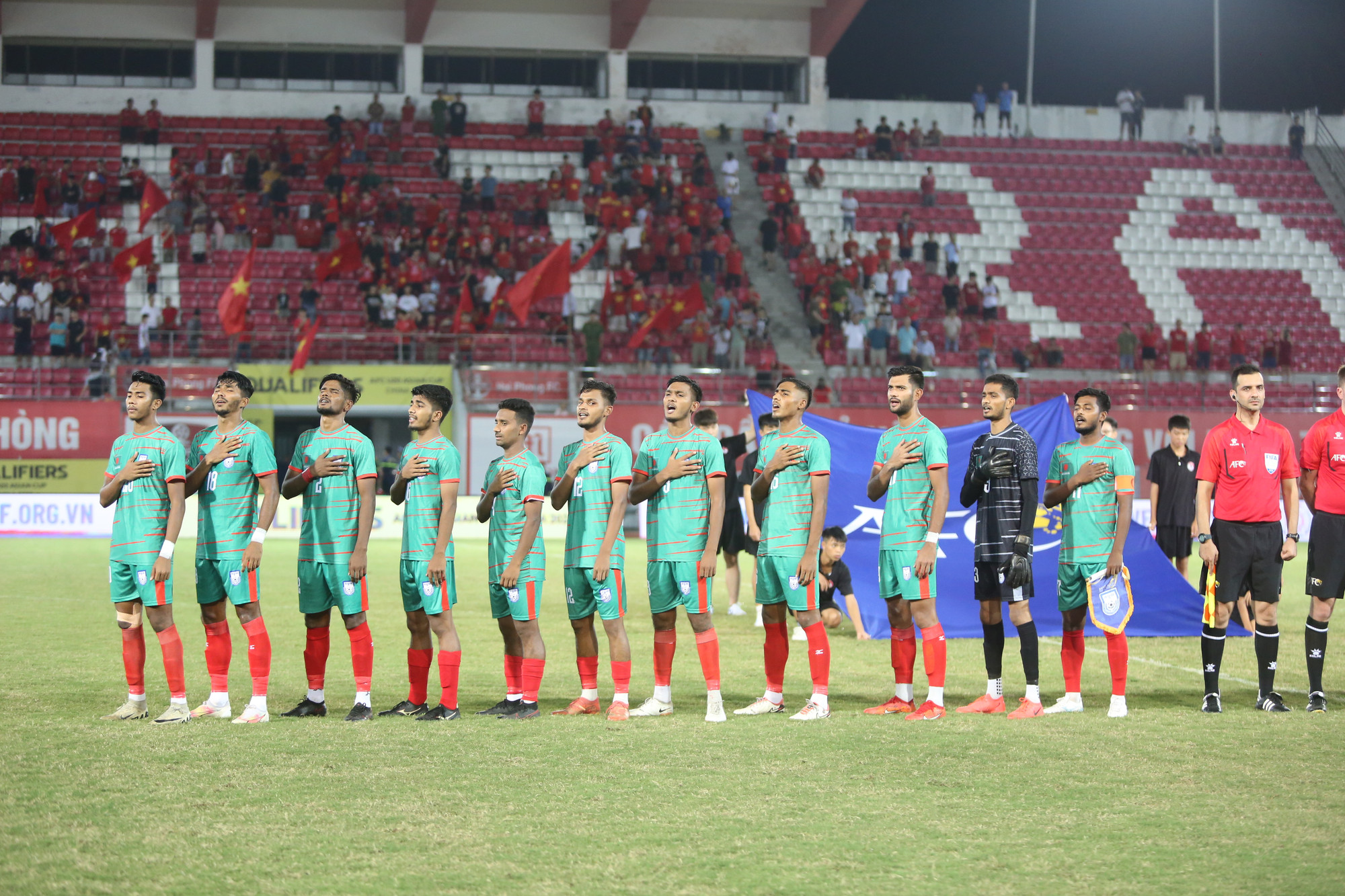 Các tuyển thủ Bangladesh thực hiện nghi thức chào cờ.