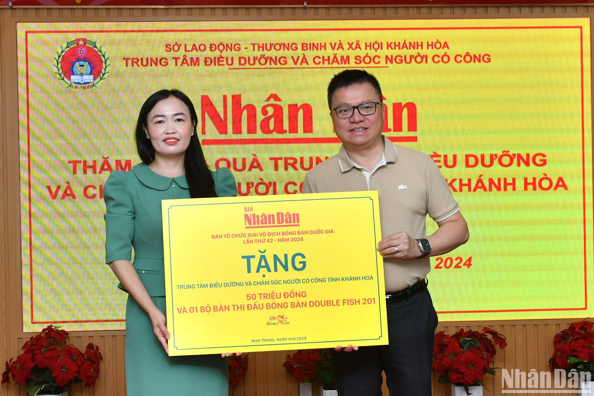 Trung tâm Điều dưỡng và Chăm sóc người có công tỉnh Khánh Hòa nhận quà tặng của Báo Nhân Dân.