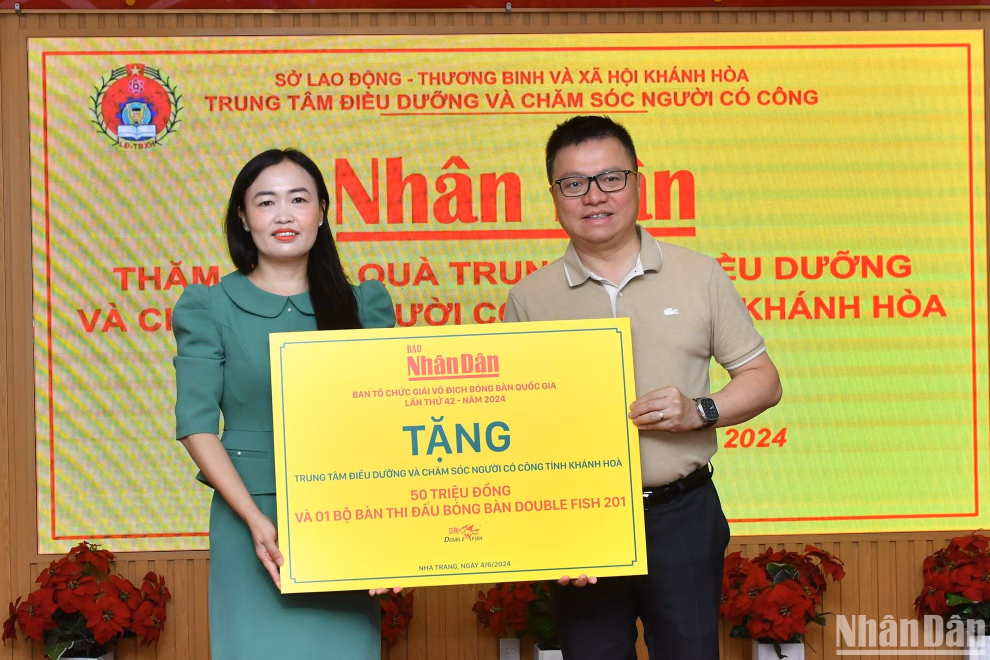 Trung tâm Điều dưỡng và Chăm sóc người có công tỉnh Khánh Hòa nhận quà tặng của Báo Nhân Dân.
