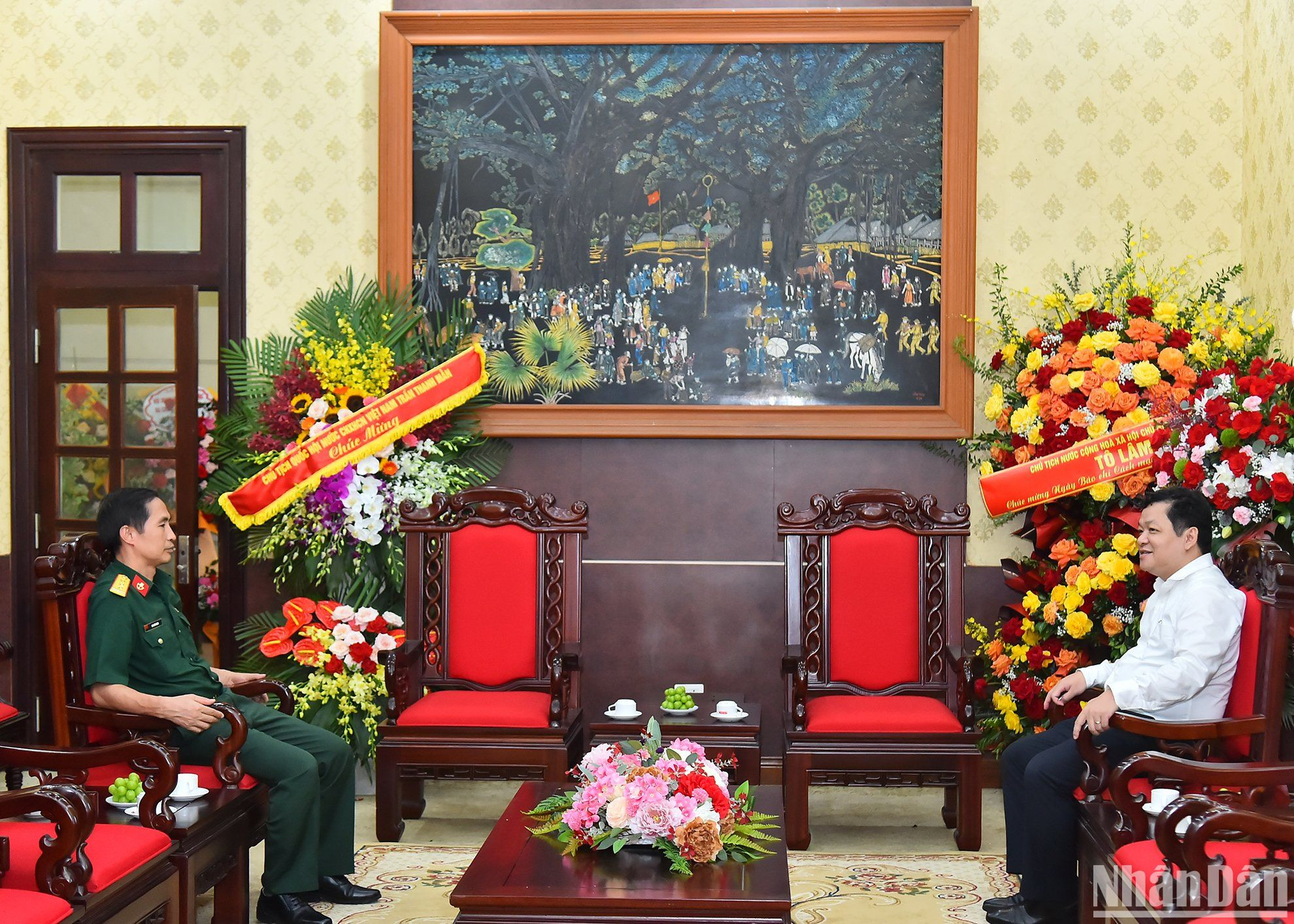 Đồng chí Chu Văn Minh, cán bộ Phòng Tuyên huấn (Cục Chính trị, Binh chủng Đặc công) chúc mừng lãnh đạo, những người làm Báo Nhân Dân sức khỏe dồi dào, luôn hoàn thành xuất sắc nhiệm vụ.