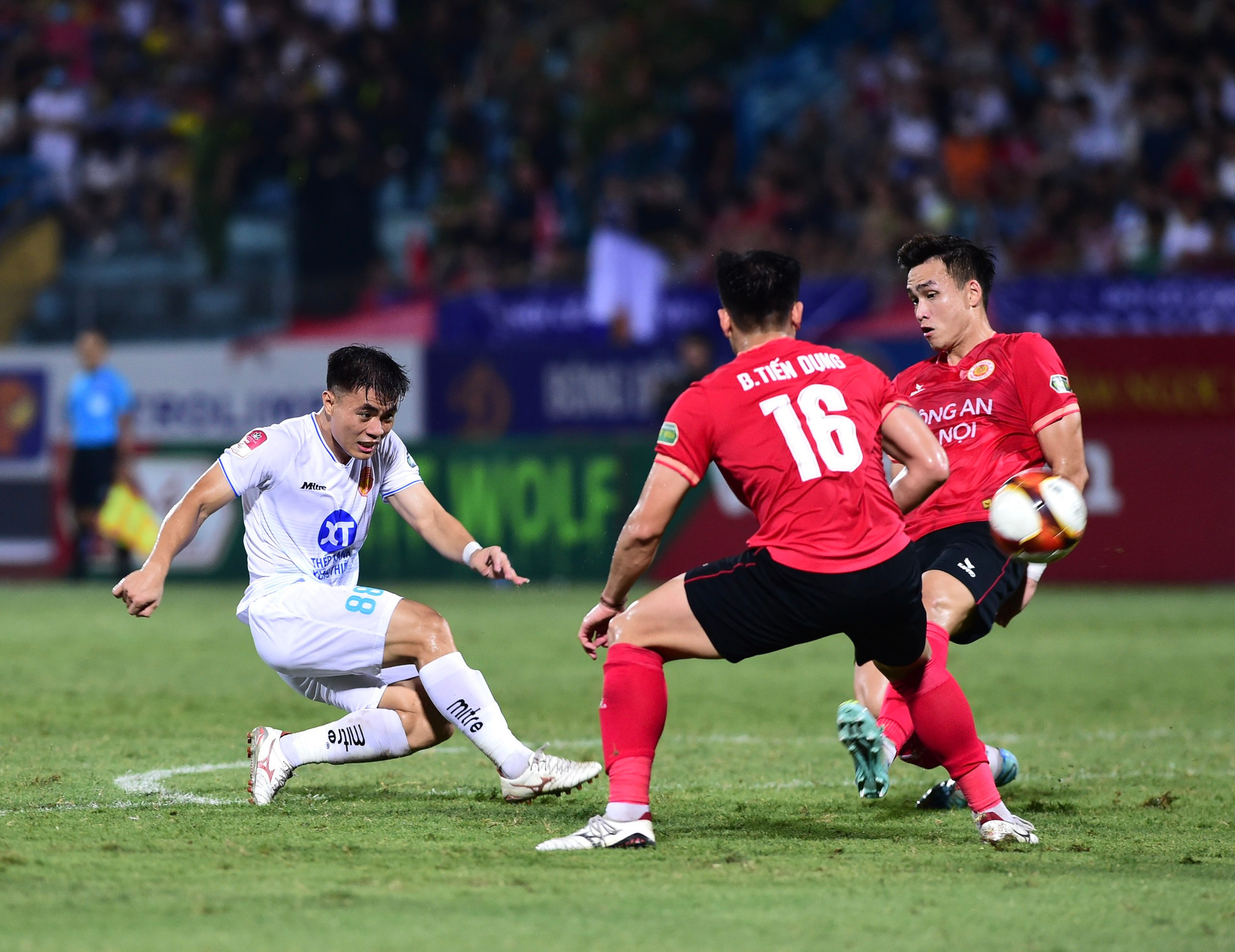 Phút 75, trận đấu tạm dừng để tổ VAR làm việc sau khi Hồ Tấn Tài vào bóng khiến Văn Vĩ của Nam Định ngã trong vòng cấm. Sau khi xem màn hình VAR, trọng tài Nguyễn Đình Thái quyết định thổi phạt đền cho Nam Định. Trên chấm 11m, Hendrio dễ dàng đánh lừa Nguyễn Filip để lần thứ 3 đưa Nam Định vượt lên dẫn trước 3-2.