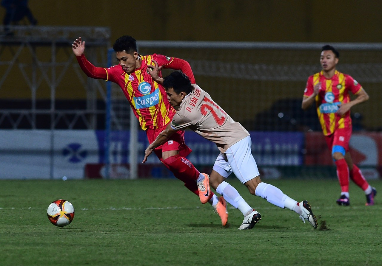 Trận đấu hấp dẫn ngay sau tiếng còi khai cuộc của trọng tài. Trận đấu hấp dẫn ngay sau tiếng còi khai cuộc của trọng tài.