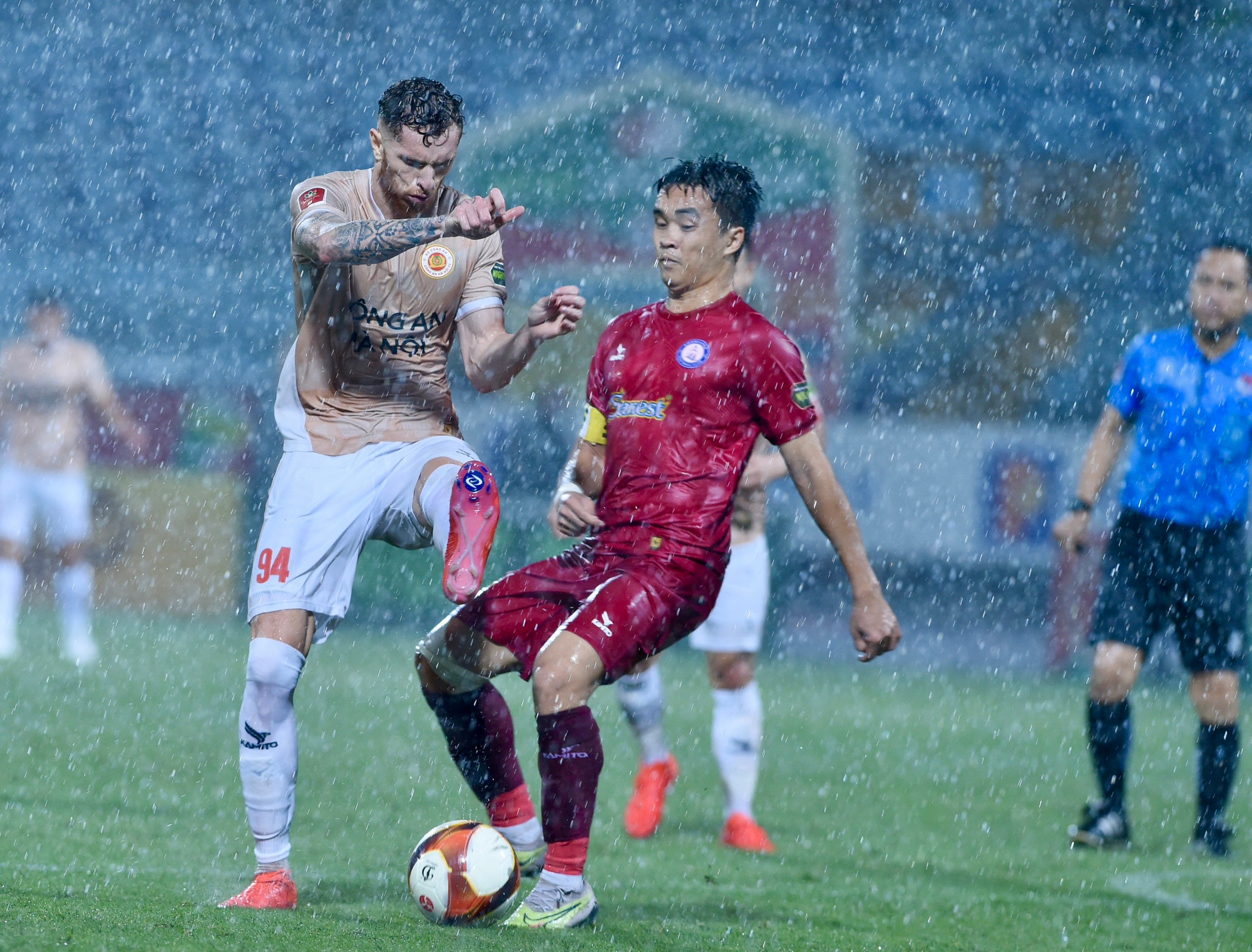 Bước sang hiệp 2, Công an Hà Nội giảm nhịp độ tấn công.