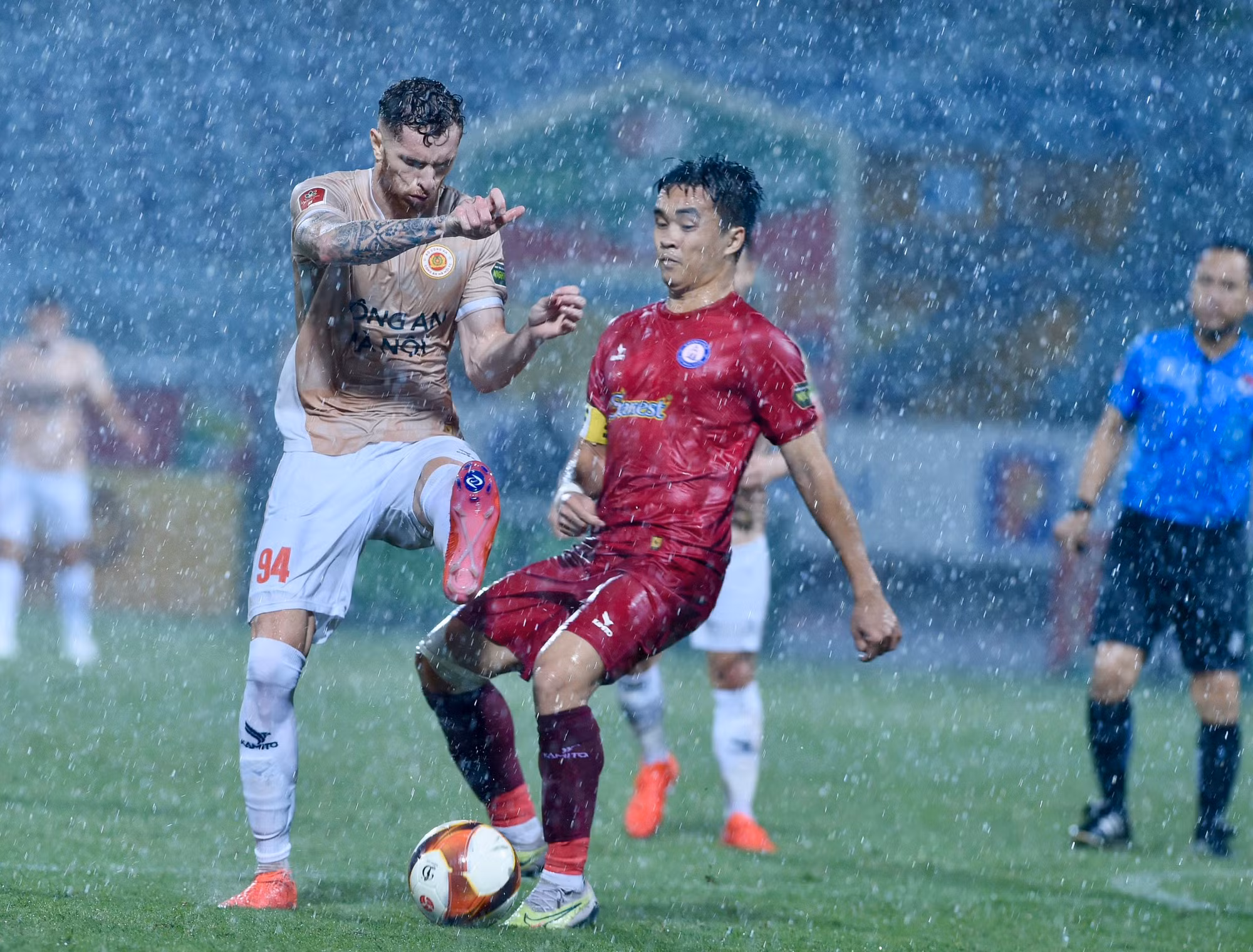 Bước sang hiệp 2, Công an Hà Nội giảm nhịp độ tấn công.