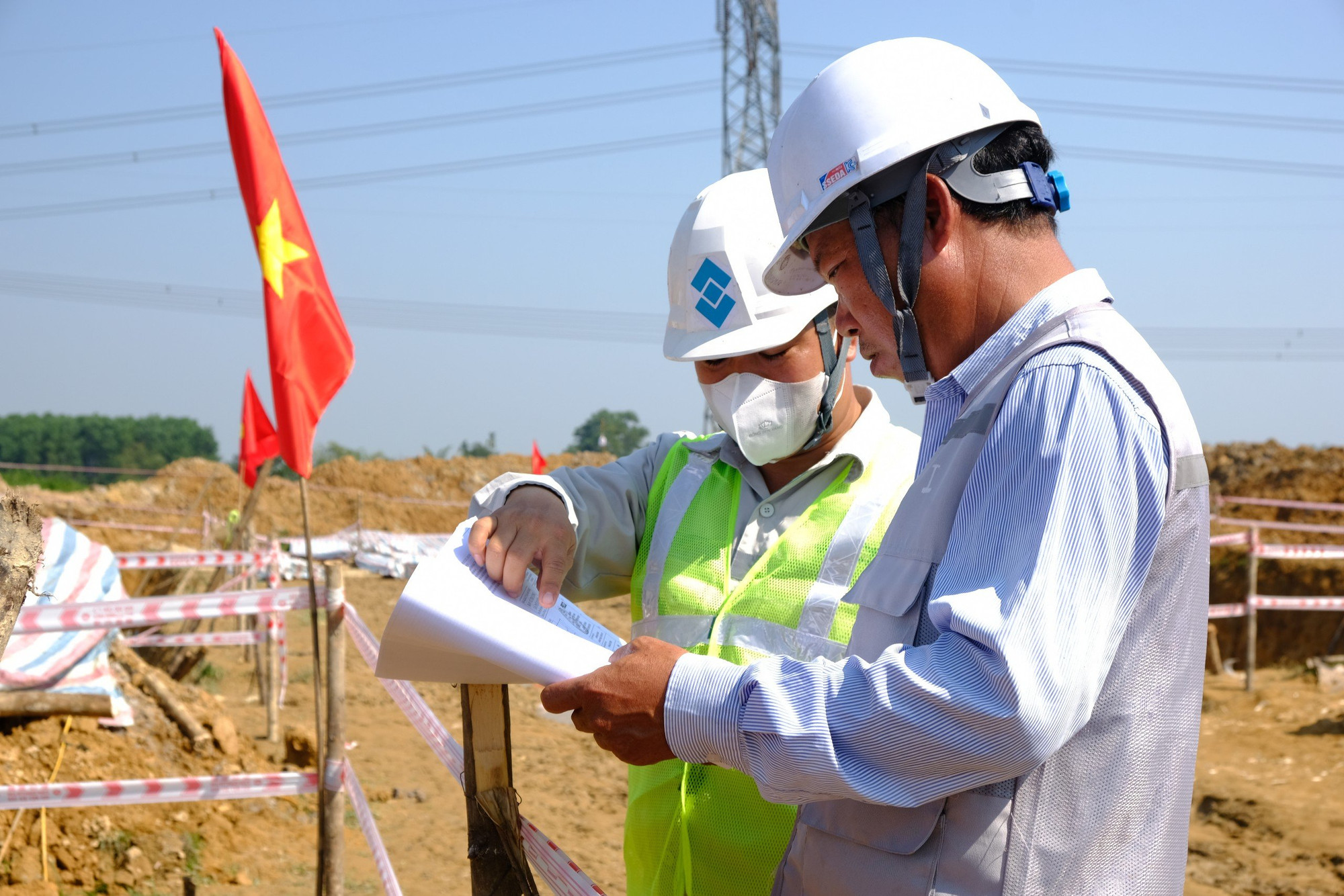 Bàn bạc kế hoạch nhằm đạt hiệu quả cao nhất trong thi công.