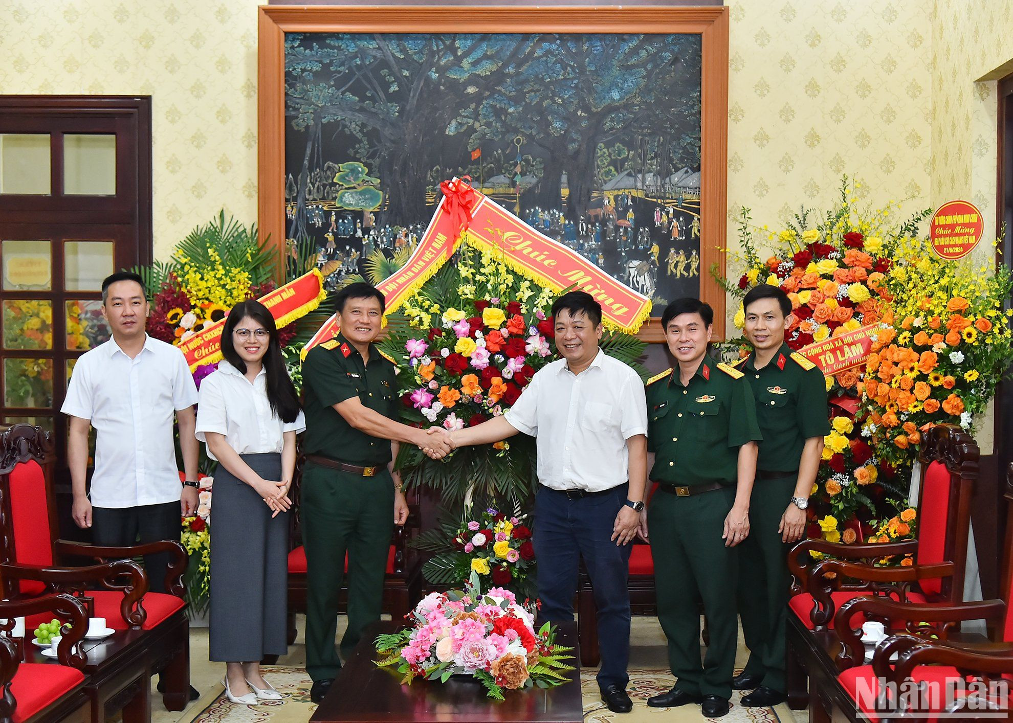 Đại tá Phạm Văn Hùng, Phó Chủ nhiệm Chính trị Bộ Tổng tham mưu Quân đội Nhân dân Việt Nam thăm, chúc mừng Báo Nhân Dân dịp 21/6.