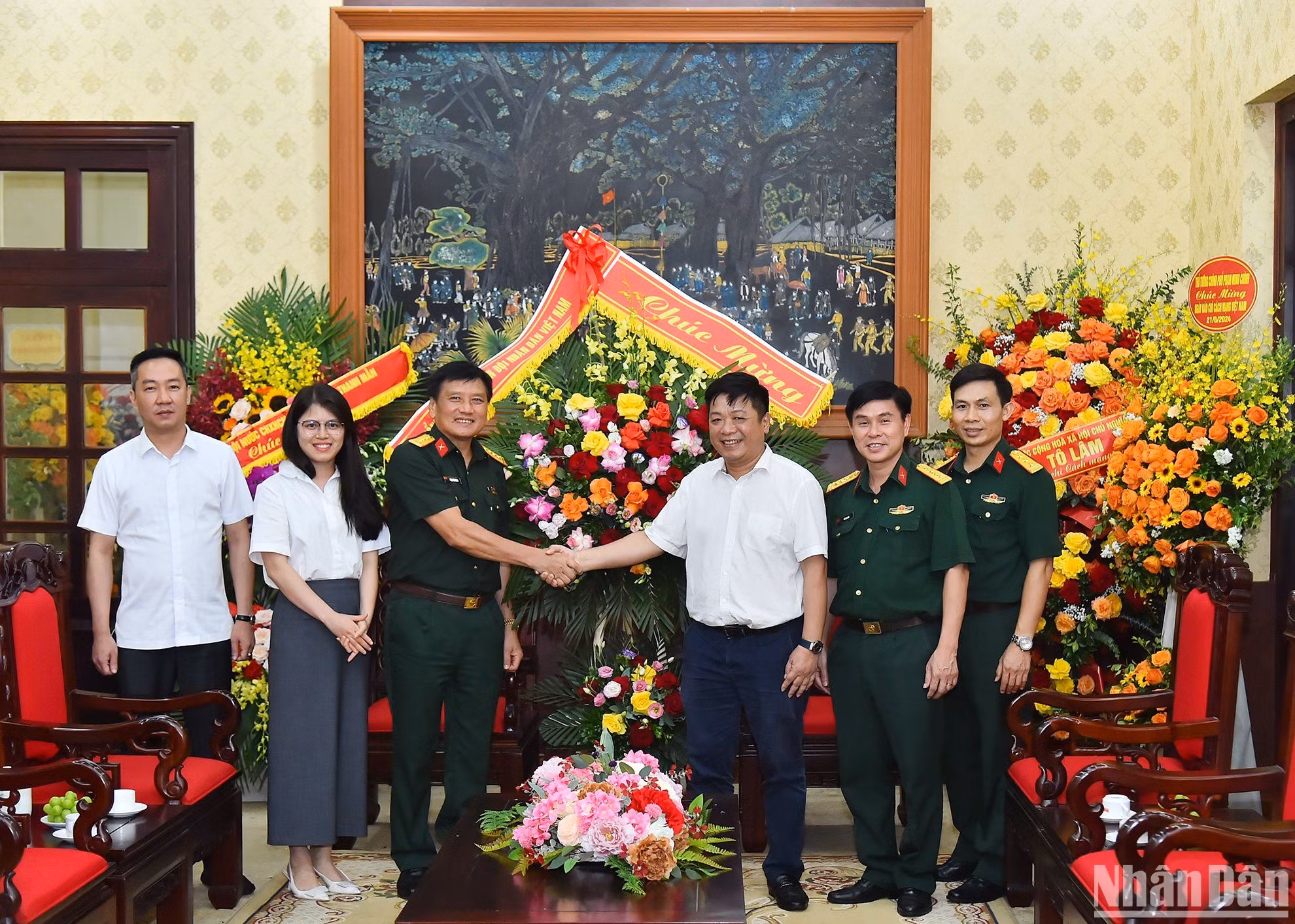 Đại tá Phạm Văn Hùng, Phó Chủ nhiệm Chính trị Bộ Tổng tham mưu Quân đội Nhân dân Việt Nam thăm, chúc mừng Báo Nhân Dân dịp 21/6.