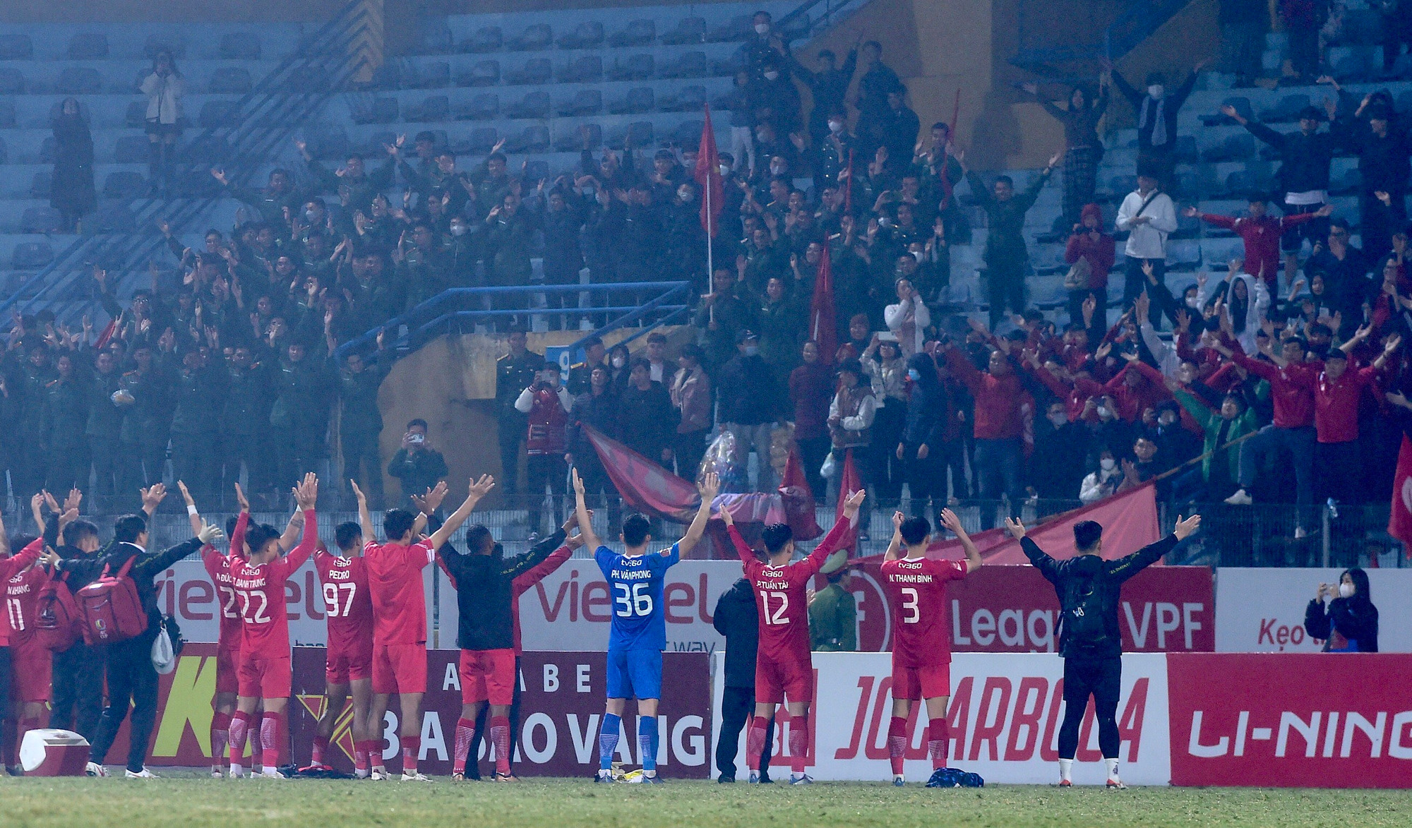 Chiến thắng chung cuộc 3-0, các cầu thủ Công an Hà Nội chia vui cùng cổ động viên.