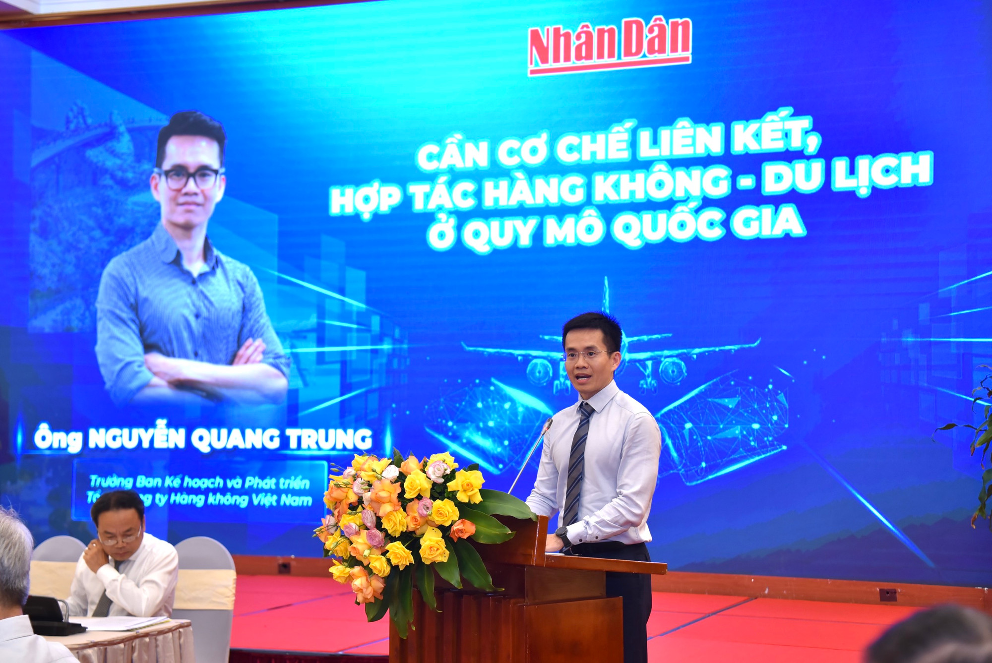 Ông Nguyễn Quang Trung, Trưởng Ban Kế hoạch và Phát triển Vietnam Airlines trình bày tham luận Cần cơ chế liên kết, hợp tác hàng không - du lịch ở quy mô quốc gia.