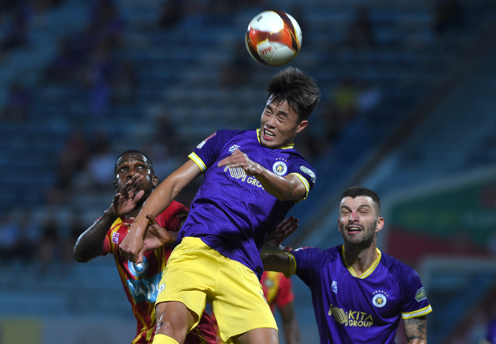 Sau giờ nghỉ, sức ép được các cầu thủ Đông Á Thanh Hóa tạo ra.