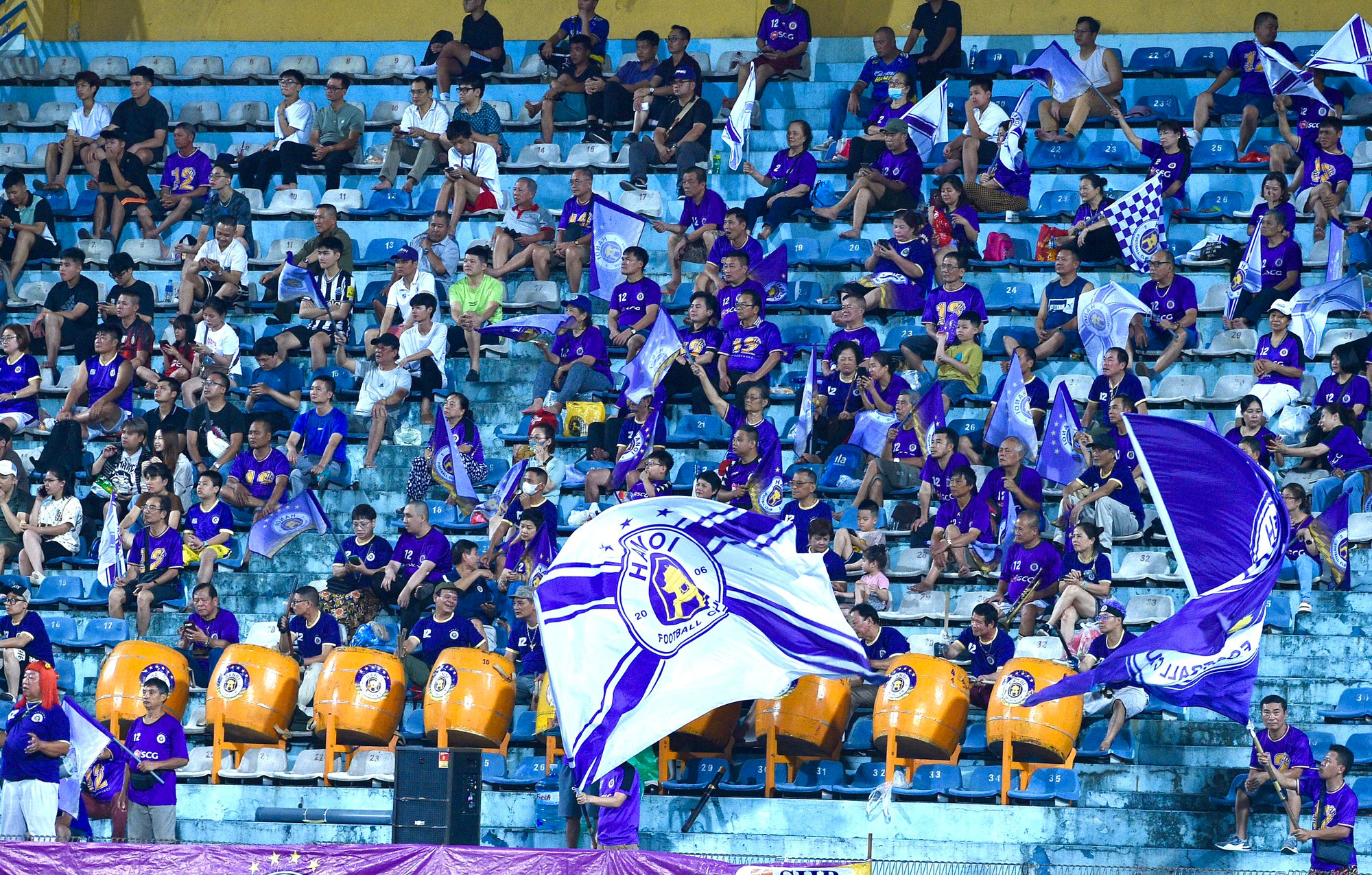 Hội cổ động viên của Hà Nội có mặt đông đảo tại sân nhà Hàng Đẫy, tối 17/5.