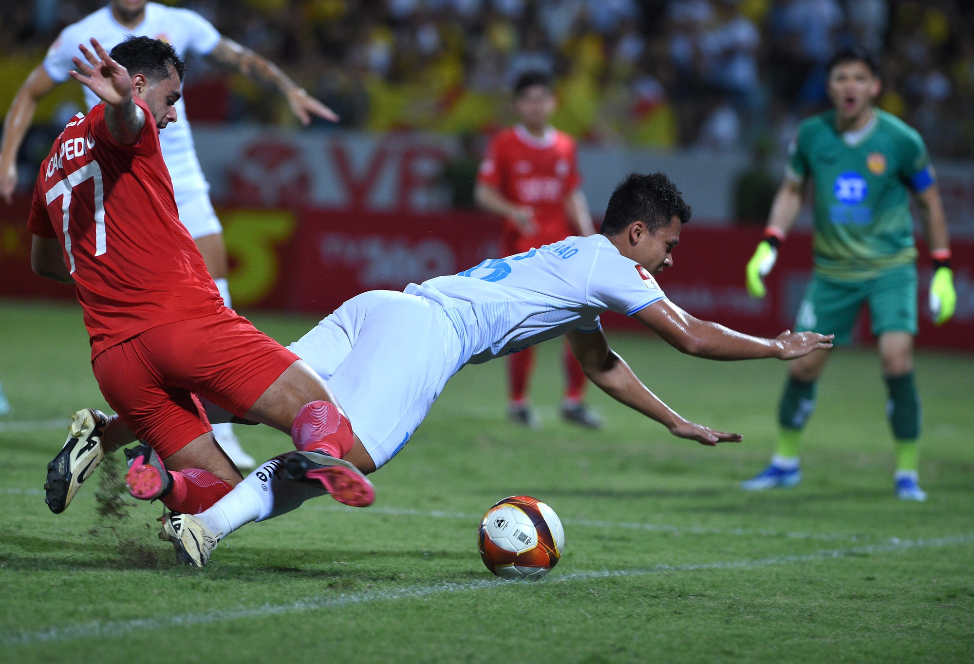 Quyết liệt ngay từ những đường bóng đầu tiên.