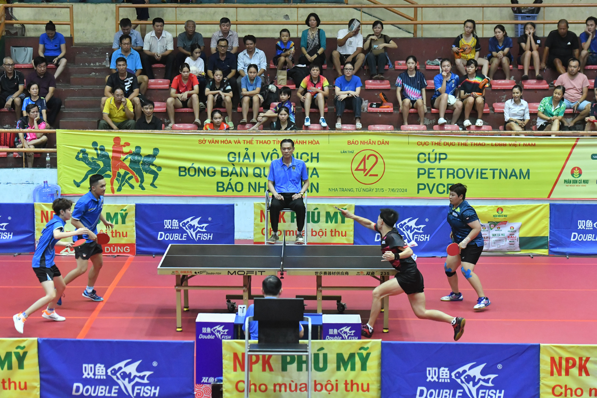 Hai bên đáp trả nhau bằng những cú giật mãn nhãn người xem. Hai bên đáp trả nhau bằng những cú giật mãn nhãn người xem.