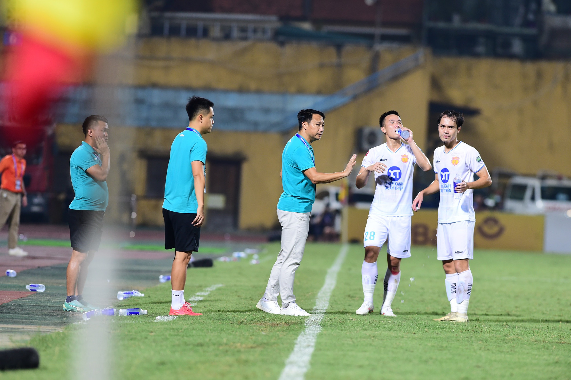 Huấn luyện viên Vũ Hồng Việt theo sát các học trò từ ngoài đường biên.