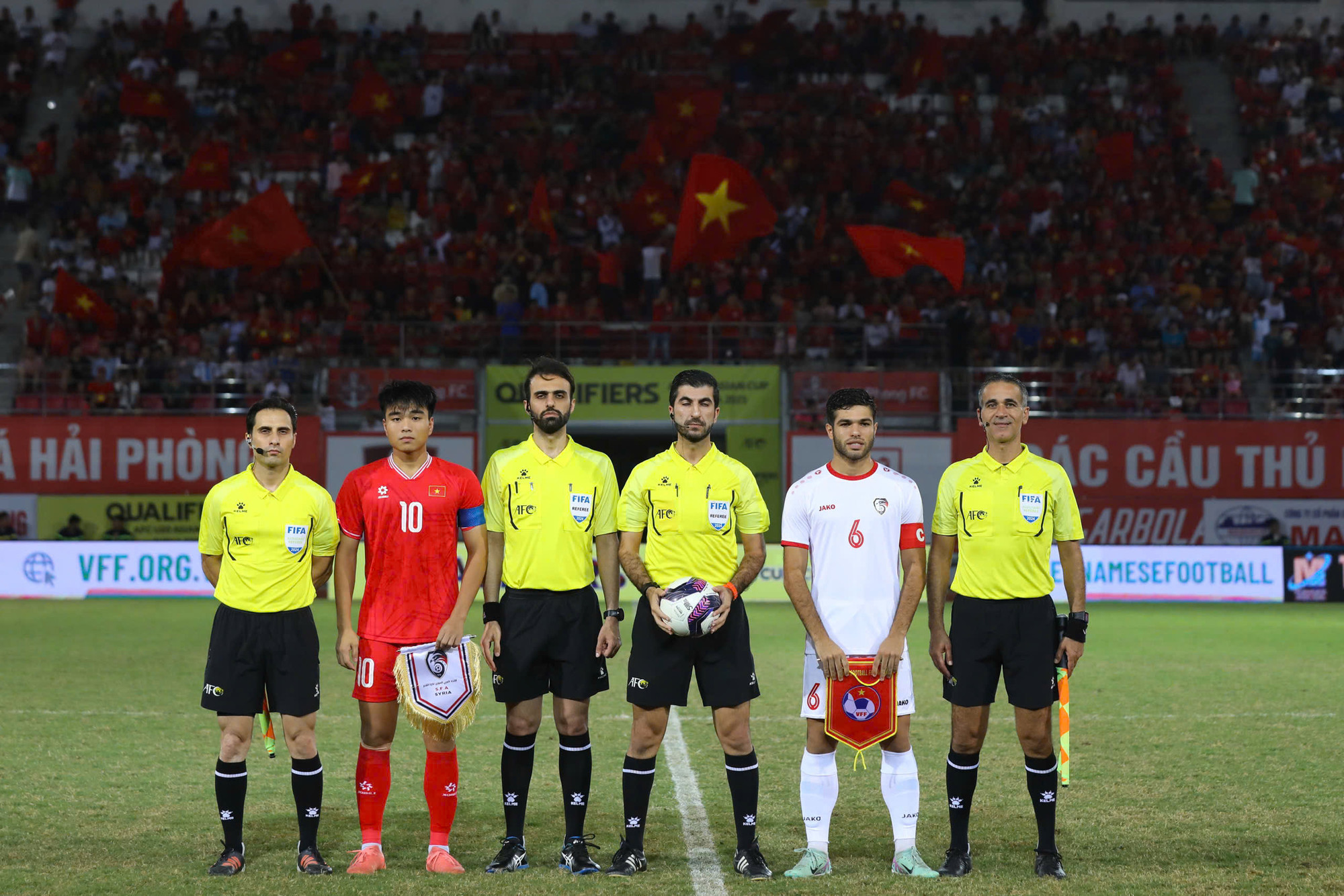 Đội trưởng hai đội cùng ban trọng tài trước trận đấu.