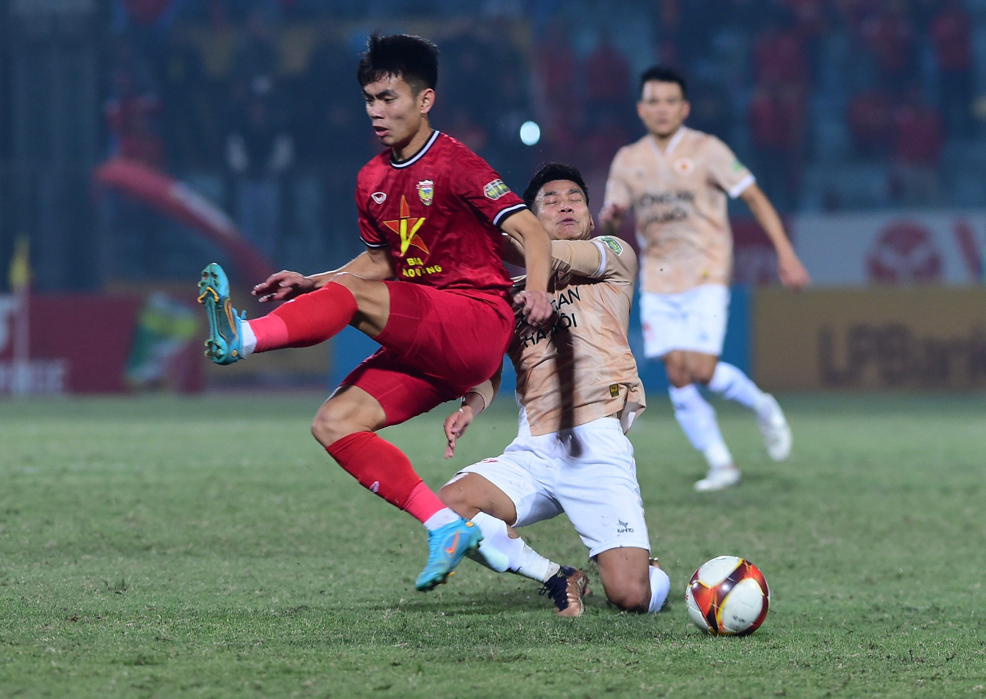 Trong hiệp 1, các cầu thủ Hồng Lĩnh Hà Tĩnh bọc lót cho nhau rất tốt, hóa giải thành công các pha phối hợp cũng như đột phá cá nhân của đội chủ nhà.