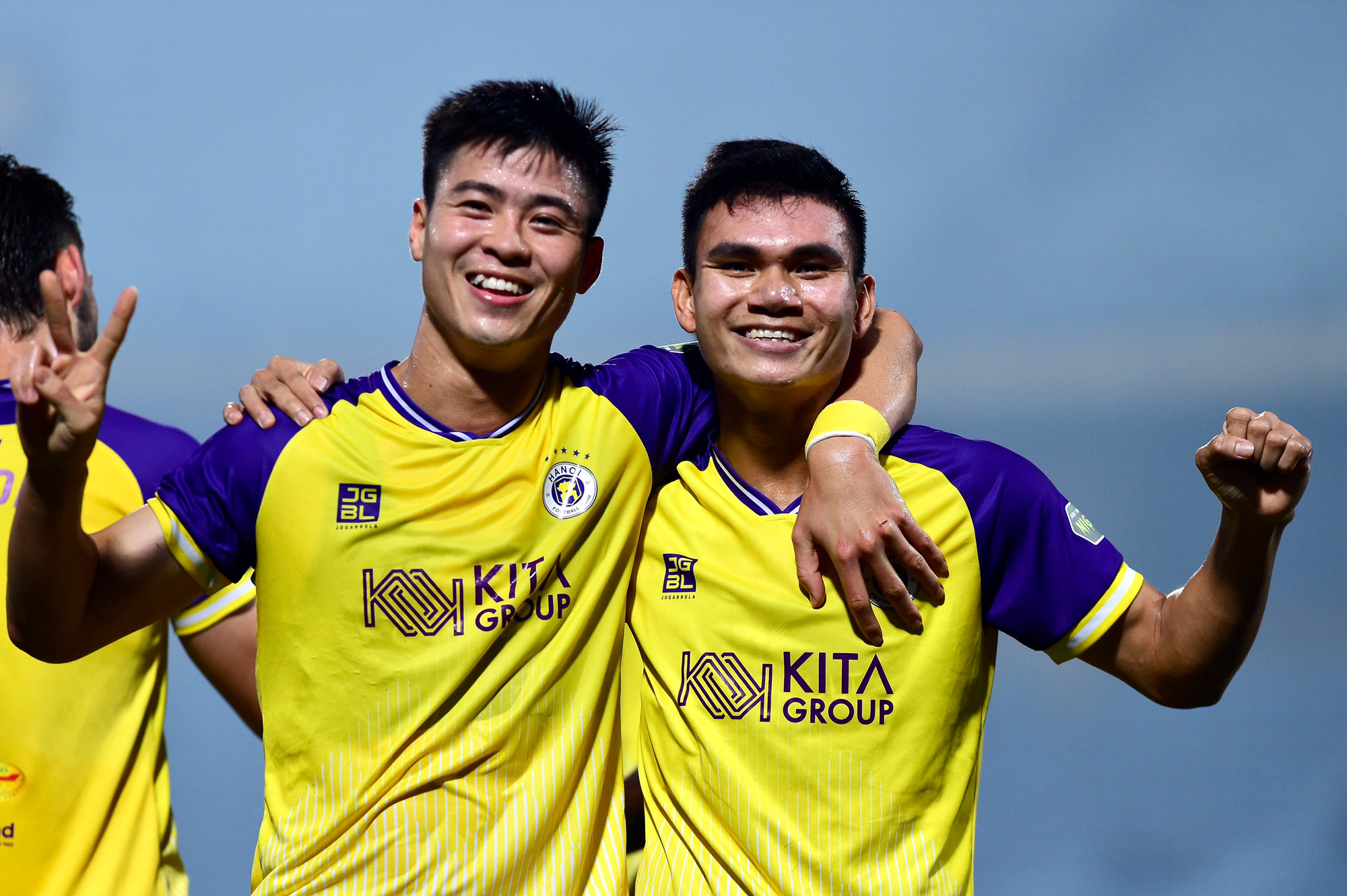 Phút 28, hậu vệ Phạm Xuân Mạnh đi bóng bên cánh phải rồi thực hiện cú dứt điểm từ ngoài vòng cấm, bóng đi chìm và hiểm hóc khiến thủ môn Văn Công không thể cản phá.