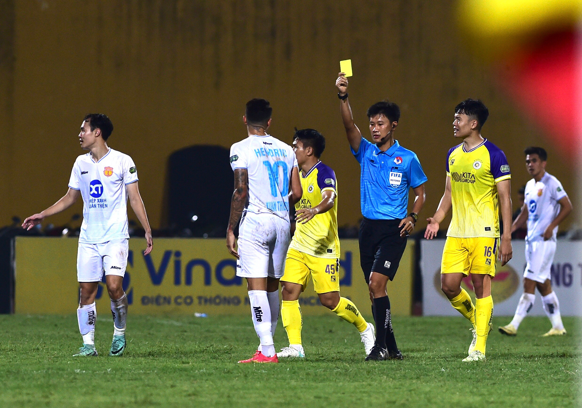 Trận đấu diễn ra căng thẳng, trọng tài phải rút 1 thẻ đỏ và nhiều thẻ vàng cho hai đội. Trận đấu diễn ra căng thẳng, trọng tài phải rút 1 thẻ đỏ và nhiều thẻ vàng cho hai đội.
