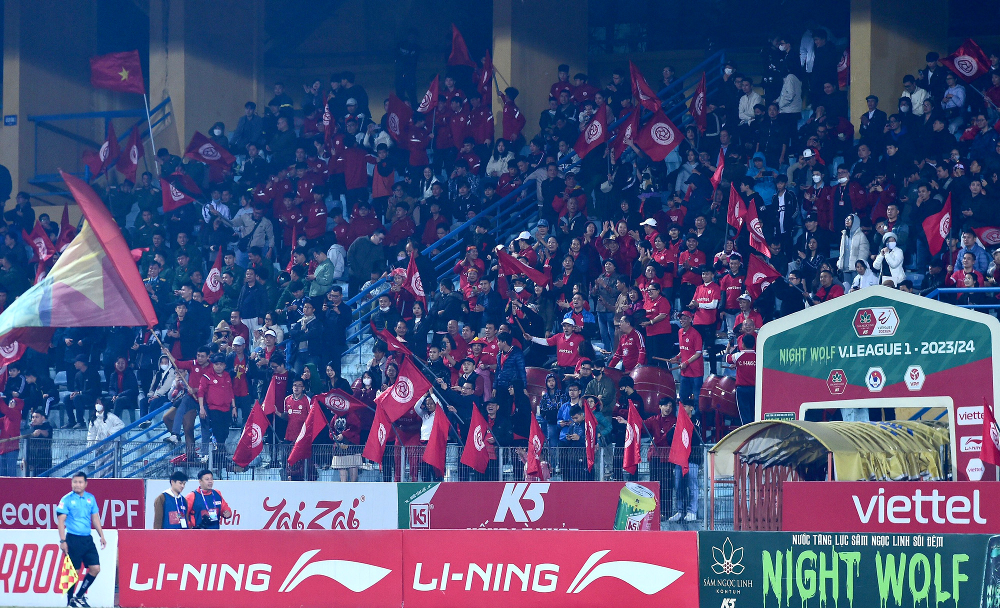 Cổ động viên Thể Công Viettel bùng nổ với khoảng cách tỷ số 2-0.