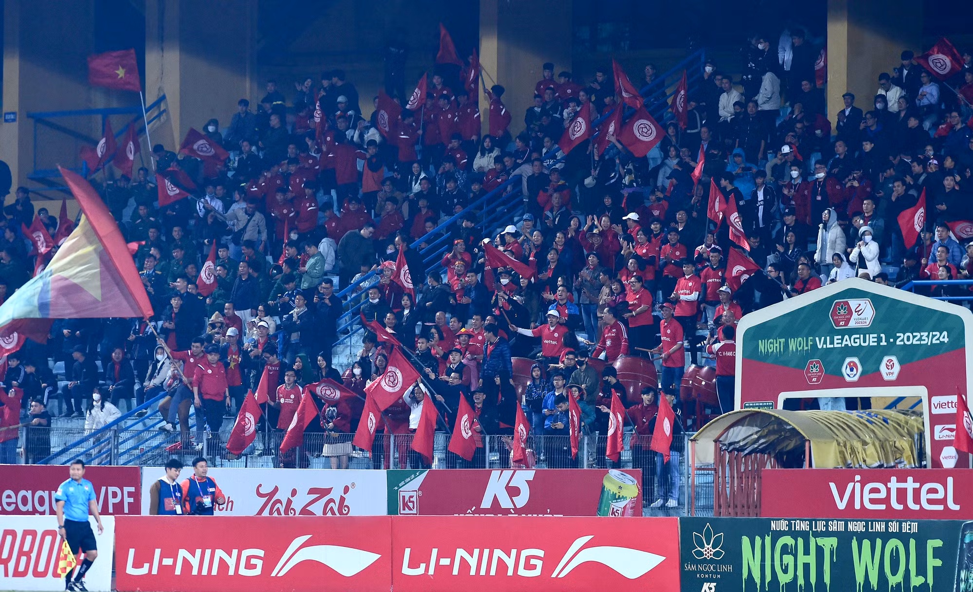 Cổ động viên Thể Công Viettel bùng nổ với khoảng cách tỷ số 2-0.