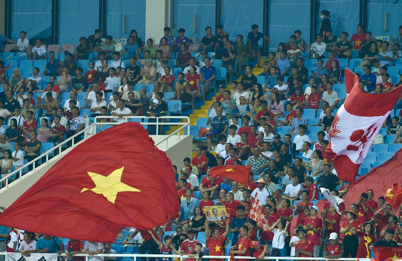 Người hâm mộ Việt Nam mang theo sắc đỏ để "tiếp lửa" cho "những chiến binh sao vàng".