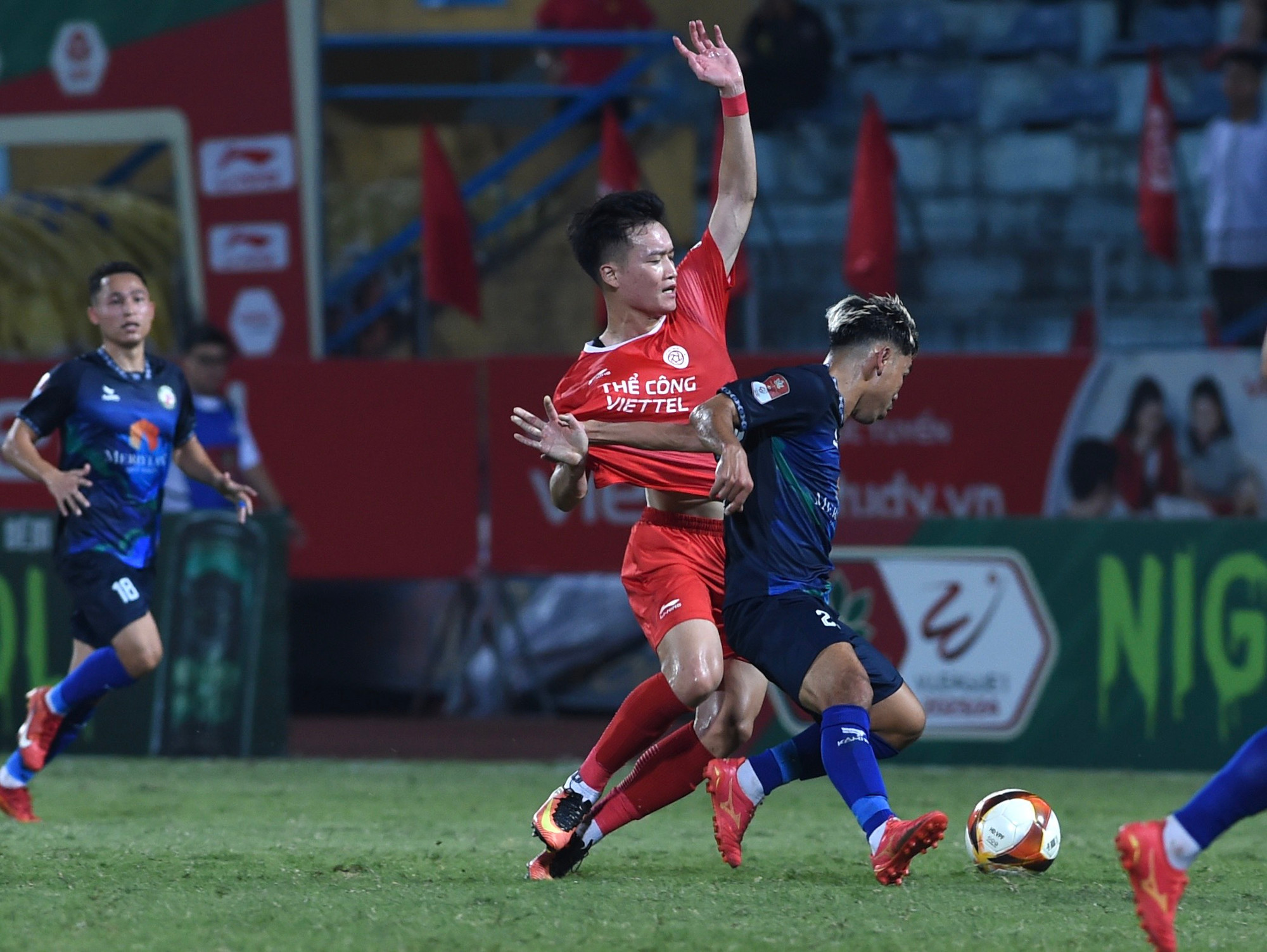 Hoàng Đức cùng các đồng đội tổ chức phòng ngự và phản công hiệu quả.