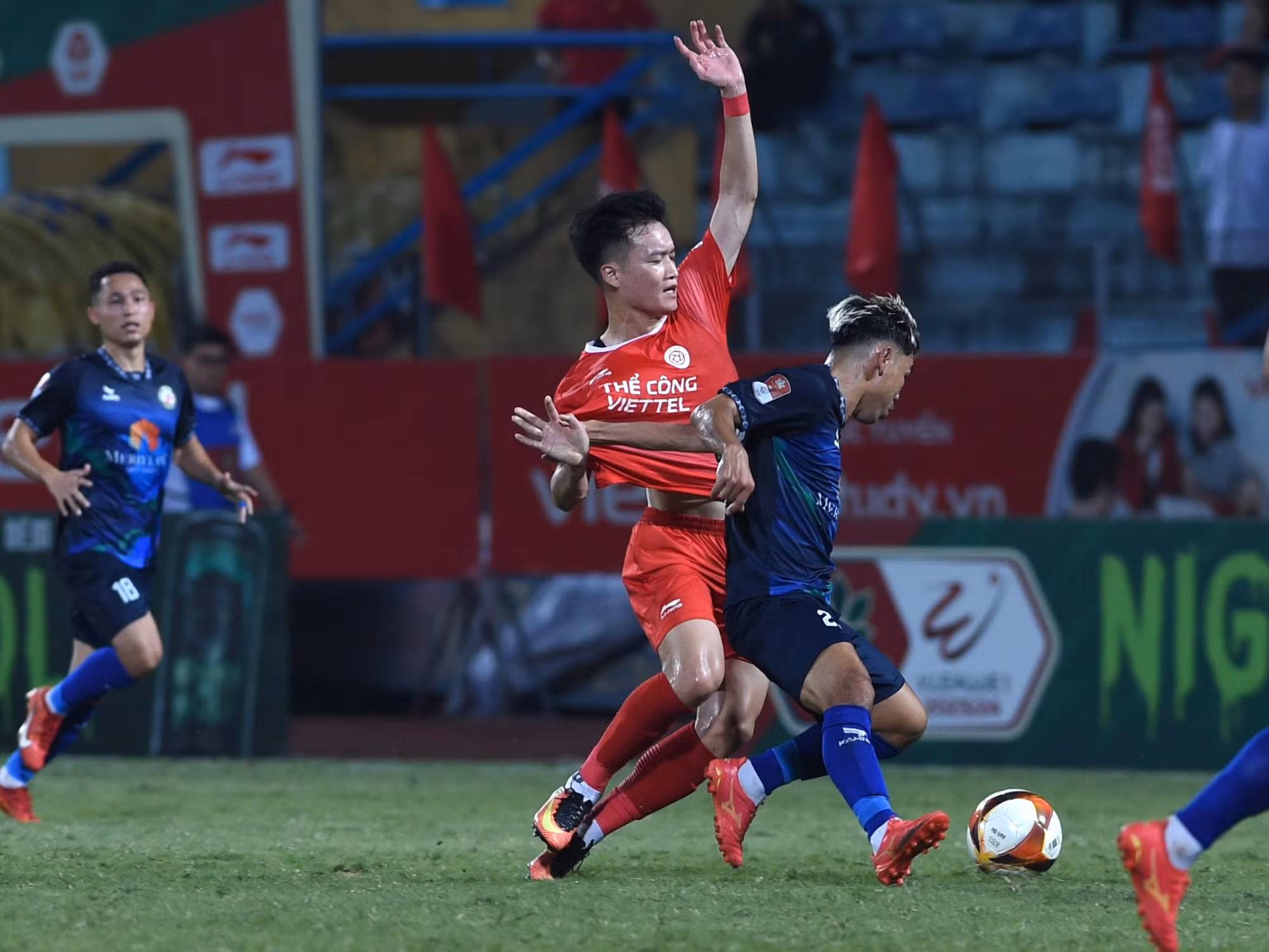 Hoàng Đức cùng các đồng đội tổ chức phòng ngự và phản công hiệu quả.