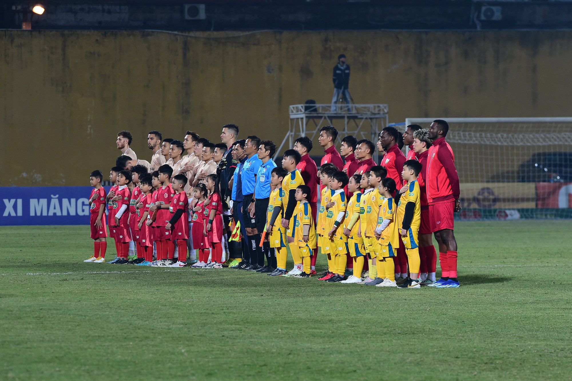 Hai đội thực hiện nghi thức chào cờ trước trận đấu.
