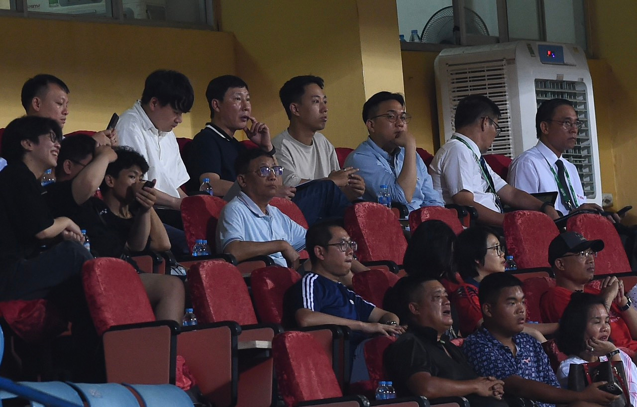 Huấn luyện viên trưởng đội tuyển Việt Nam và U23 Kim Sang-sik có mặt trên khán đài sân Hàng Đẫy.