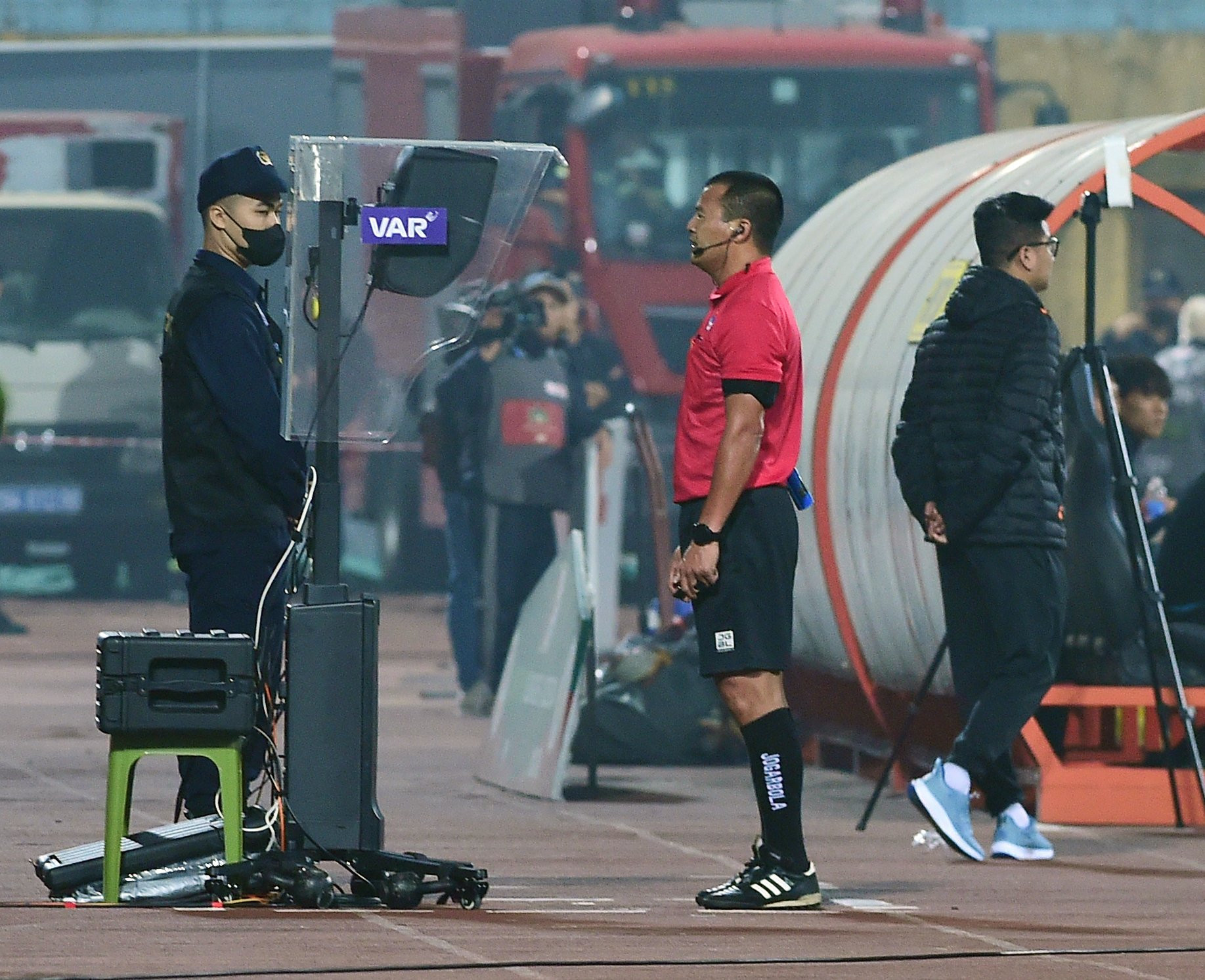 Trọng tài chính Nguyễn Đình Thái kiểm tra VAR.