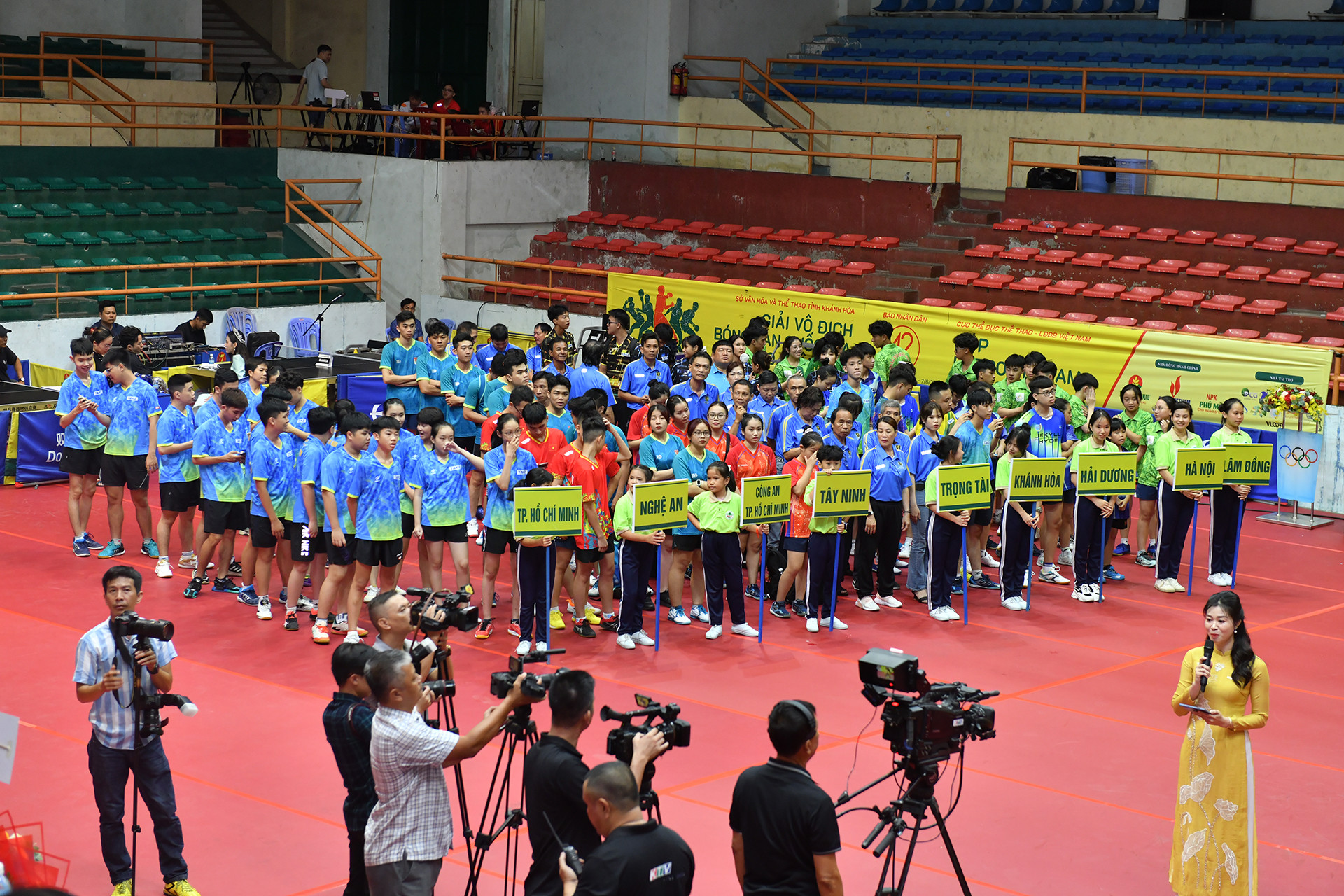 Giải vô địch bóng bàn quốc gia Báo Nhân Dân lần thứ 42 năm 2024 có gần 200 vận động viên thuộc 17 đoàn bóng bàn của các tỉnh, thành phố, ngành và doanh nghiệp trong cả nước tham dự.