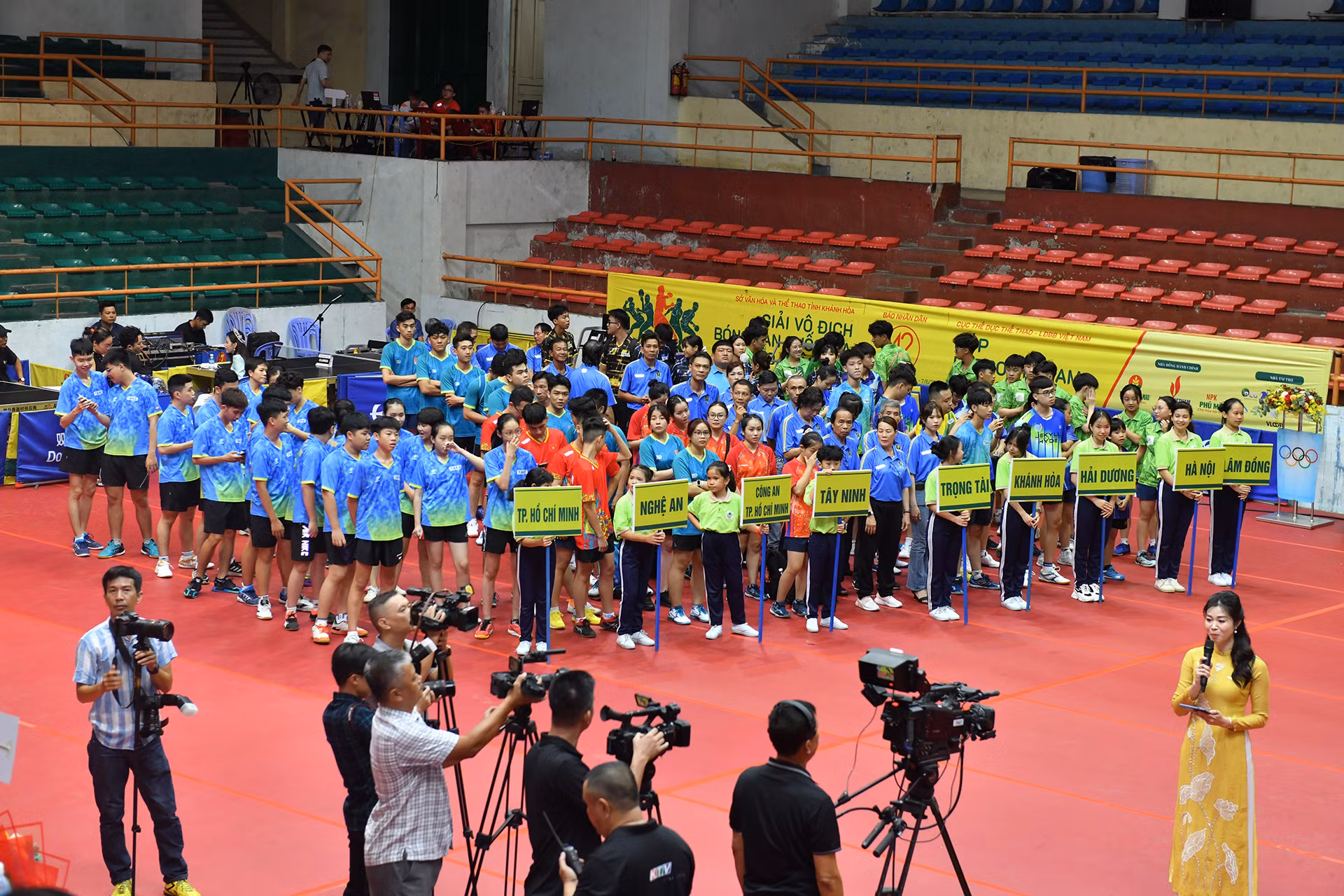 Giải vô địch bóng bàn quốc gia Báo Nhân Dân lần thứ 42 năm 2024 có gần 200 vận động viên thuộc 17 đoàn bóng bàn của các tỉnh, thành phố, ngành và doanh nghiệp trong cả nước tham dự. Giải vô địch bóng bàn quốc gia Báo Nhân Dân lần thứ 42 năm 2024 có gần 200 vận động viên thuộc 17 đoàn bóng bàn của các tỉnh, thành phố, ngành và doanh nghiệp trong cả nước tham dự.