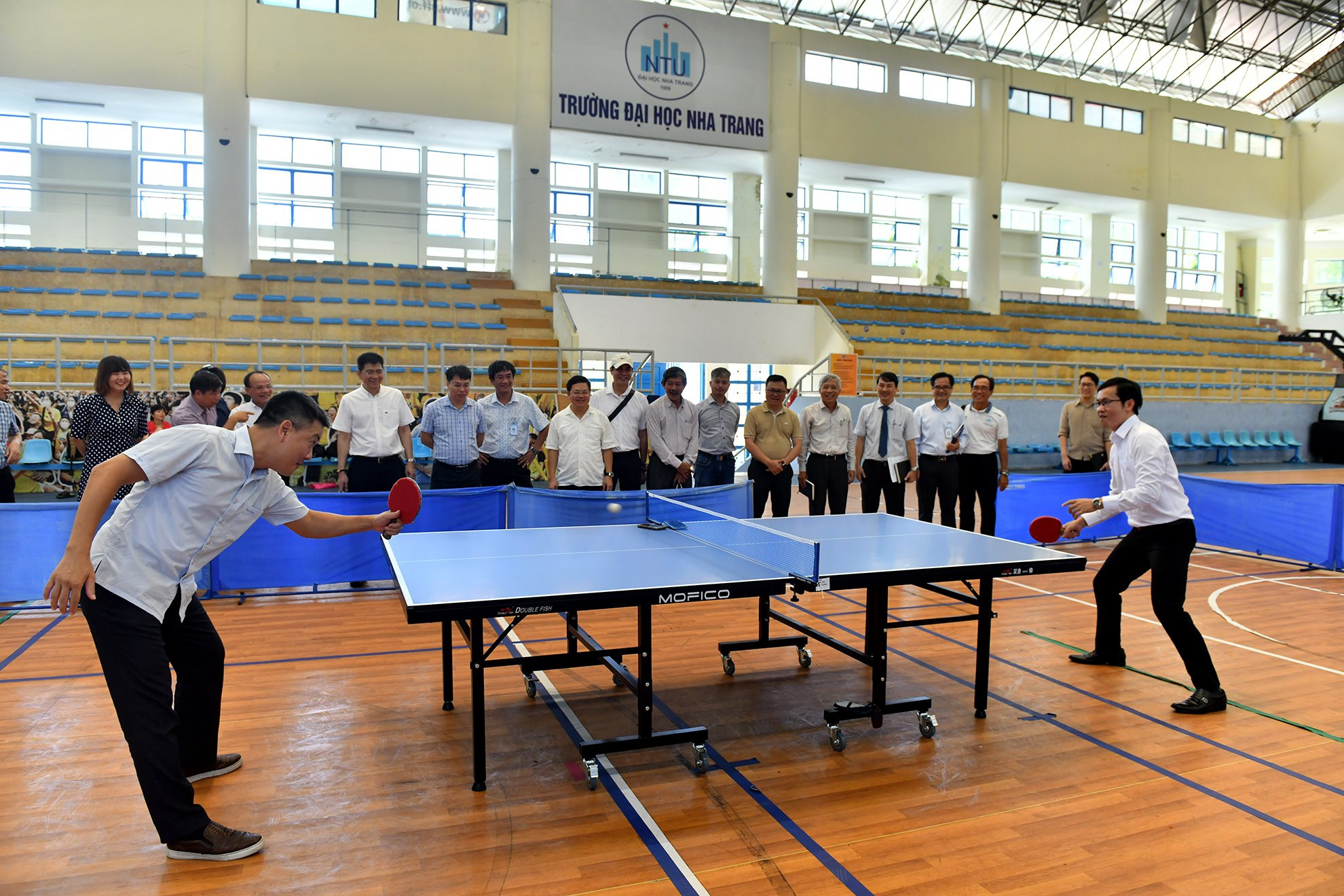 Cán bộ Báo Nhân Dân giao lưu thi đấu cùng cán bộ nhà trường.