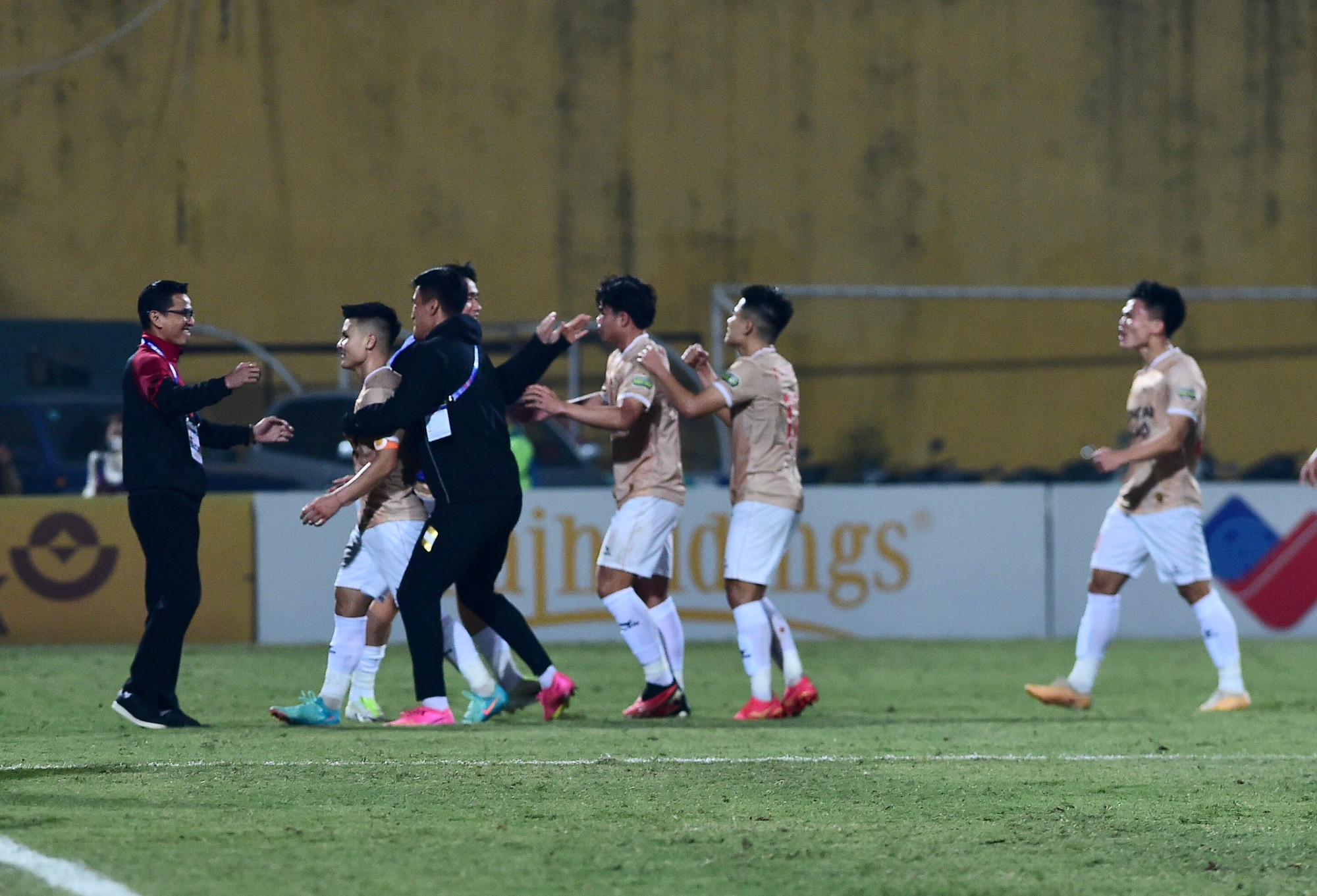 Bị dẫn trước, Công an Hà Nội càng đẩy cao đội hình chơi tấn công. Nhưng phải đến phút bù giờ thứ 2, Quang Hải mới ghi bàn gỡ hòa 1-1 cho Công an Hà Nội. Đây cũng là tỷ số chung cuộc.