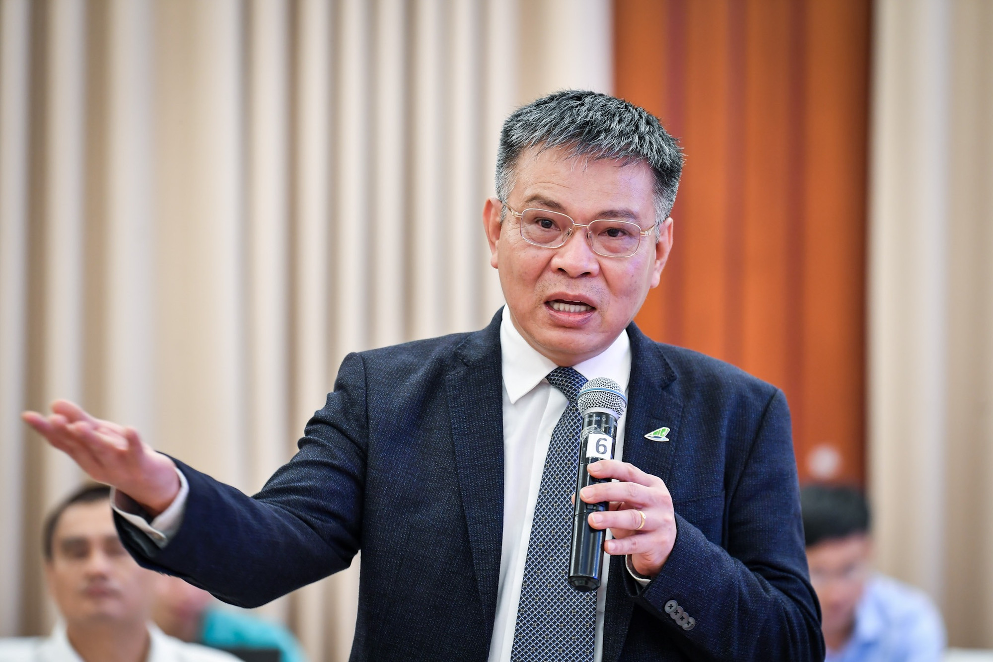 Tiến sĩ Lương Hoài Nam, Tổng giám đốc Bamboo Airways chia sẻ ý kiến tại hội thảo. Theo ông Nam, thay vì áp giá vé trần như hiện nay, cần phải dùng luật cạnh tranh để “trị” những hãng lạm dụng vị thế độc quyền; phải tạo động lực cho hãng hàng không đưa máy bay về, cung ứng cho thị trường nội địa. Khi có nhiều máy bay thì giá vé máy bay giảm nhiệt. Chúng ta phải tạo động lực cho ngành hàng không, mới hóa giải được nghịch lý giá vé máy bay tăng nhưng hàng không và công ty du lịch vẫn khó khăn.