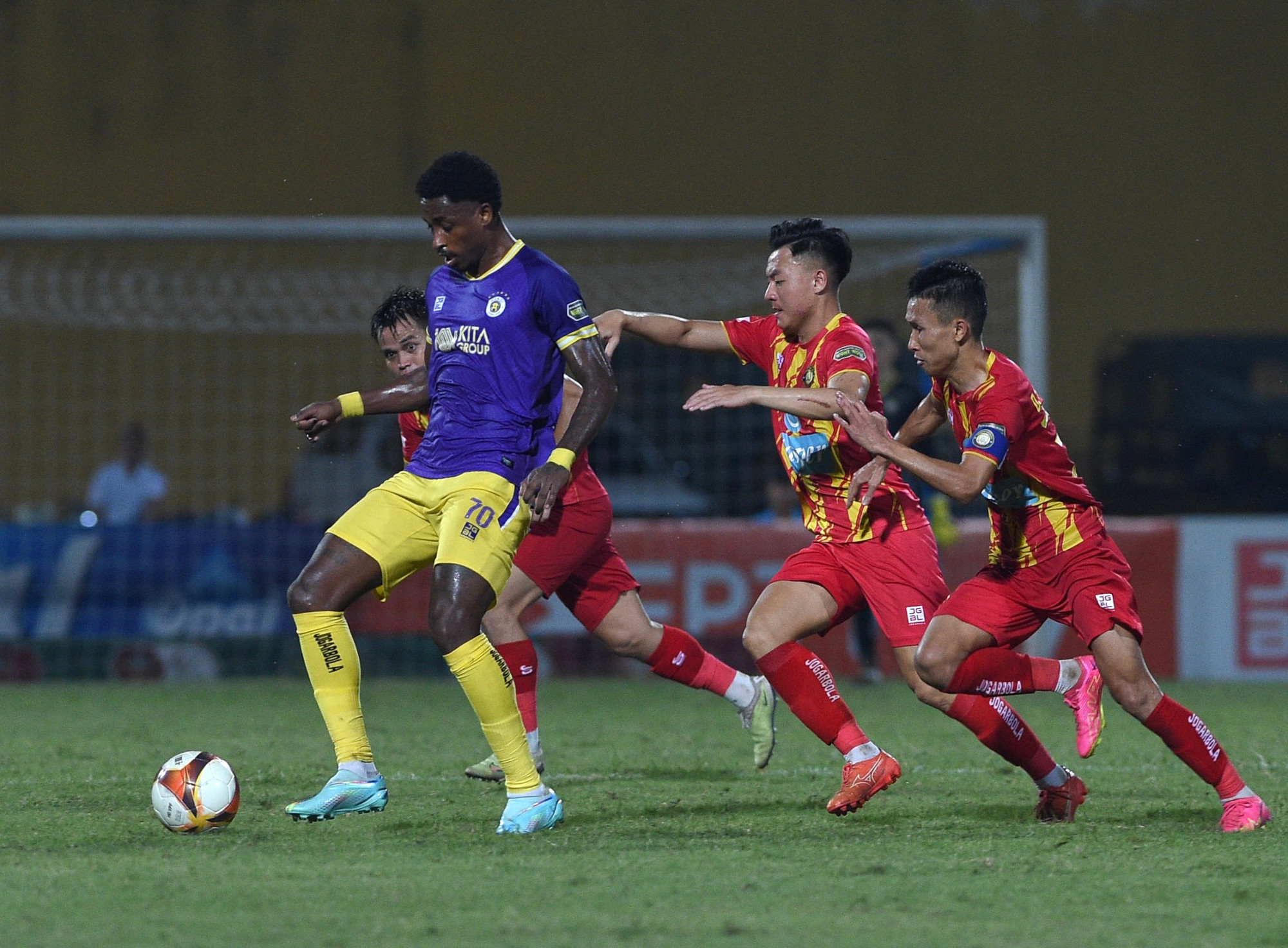 Đội khách không chịu chấp nhận kết quả này và tiếp tục nỗ lực tấn công.