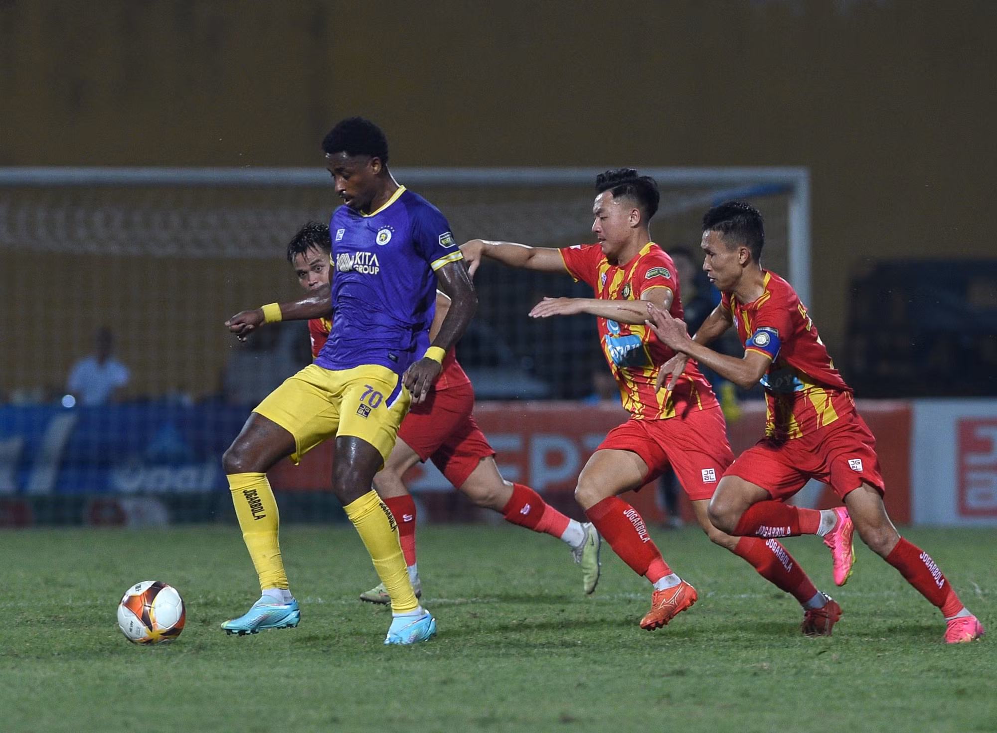 Đội khách không chịu chấp nhận kết quả này và tiếp tục nỗ lực tấn công.