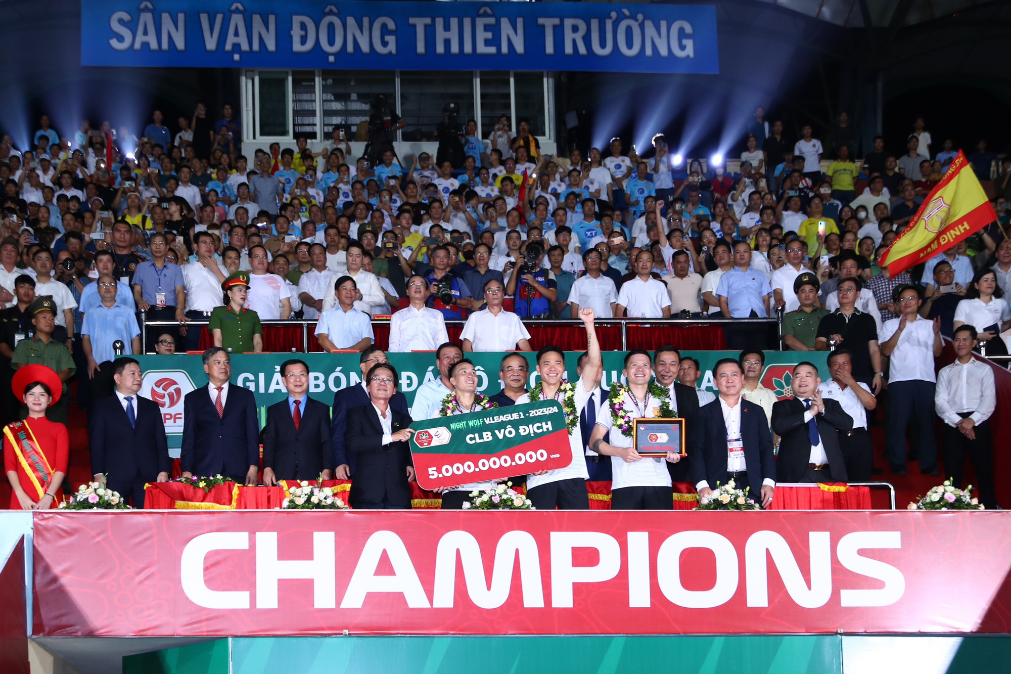 [Ảnh] Nam Định lên ngôi V-League sau 39 năm chờ đợi ảnh 17
