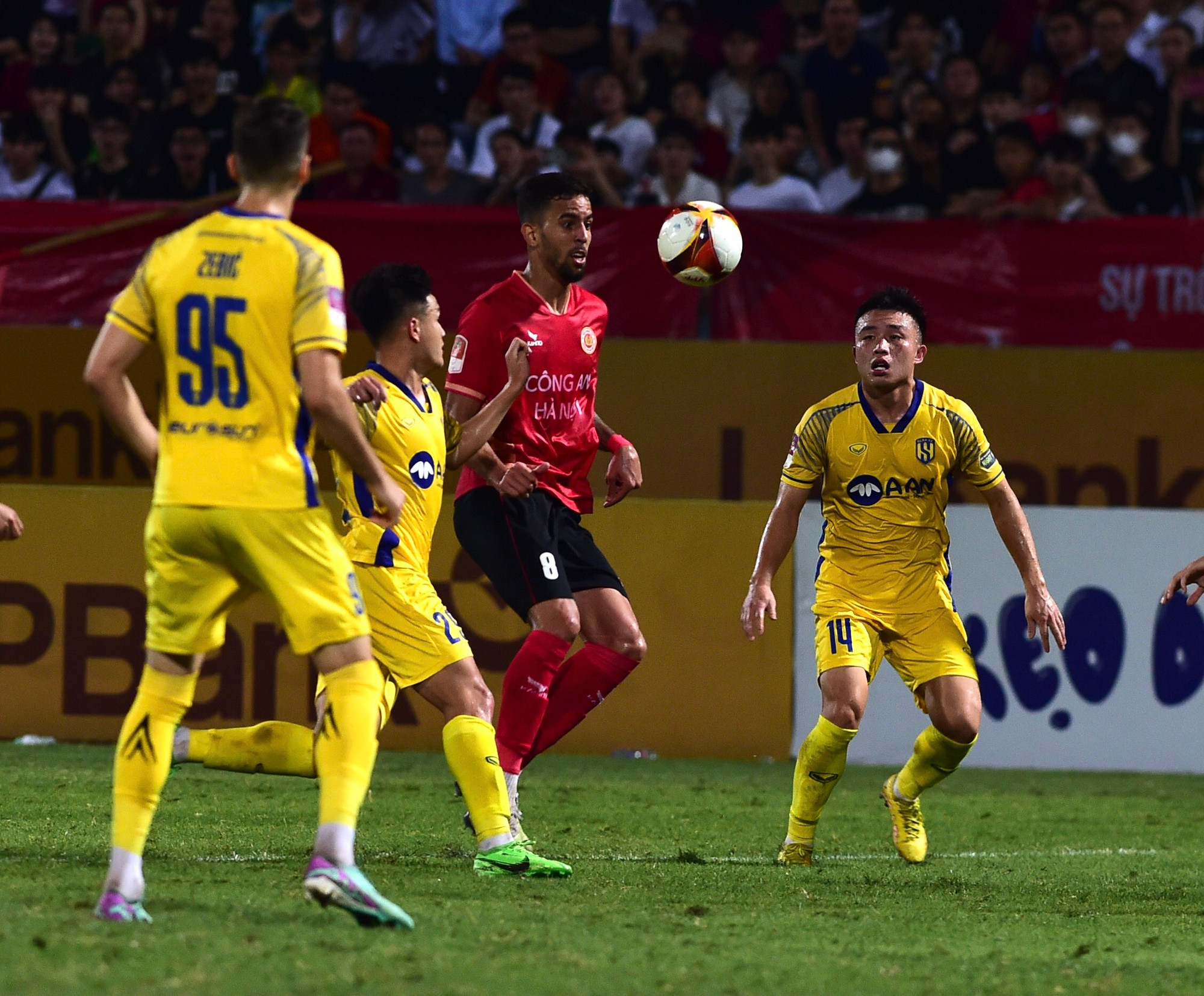 Trận đấu diễn ra đầy căng thẳng.
