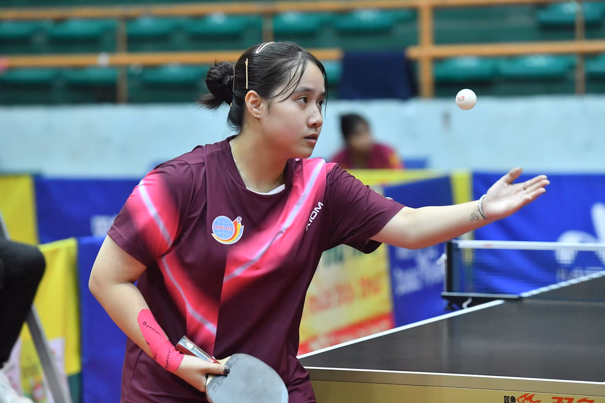 Nét đẹp dịu dàng của Cao Ngọc Anh (Hải Dương) trong pha phát bóng.