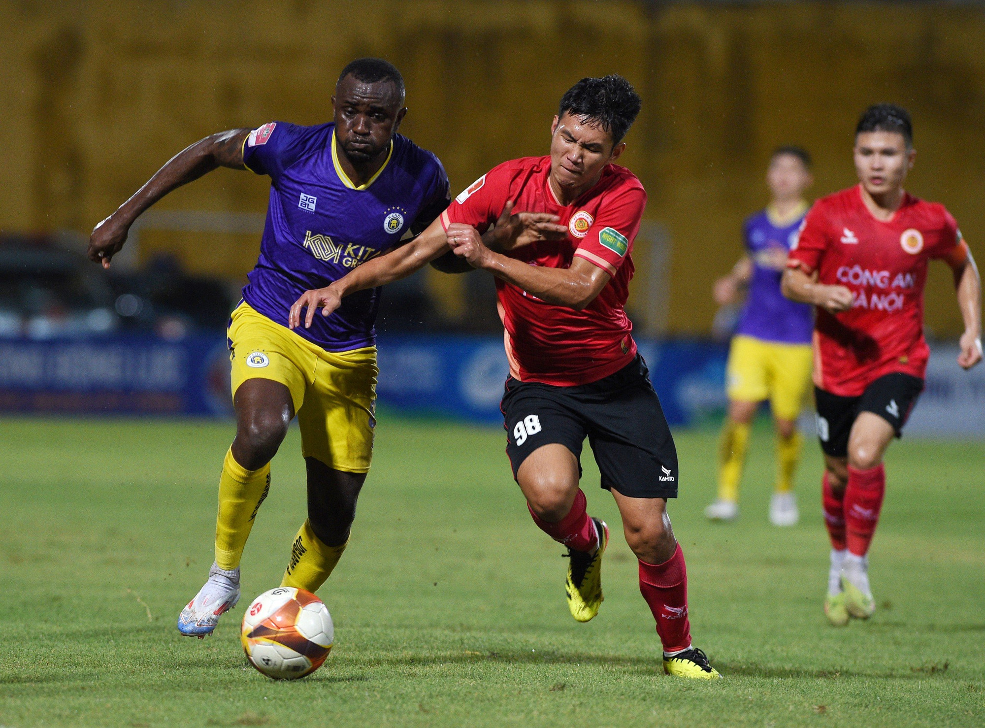 Sang hiệp 2, tốc độ của trận đấu tiếp tục được đẩy cao. Sang hiệp 2, tốc độ của trận đấu tiếp tục được đẩy cao.