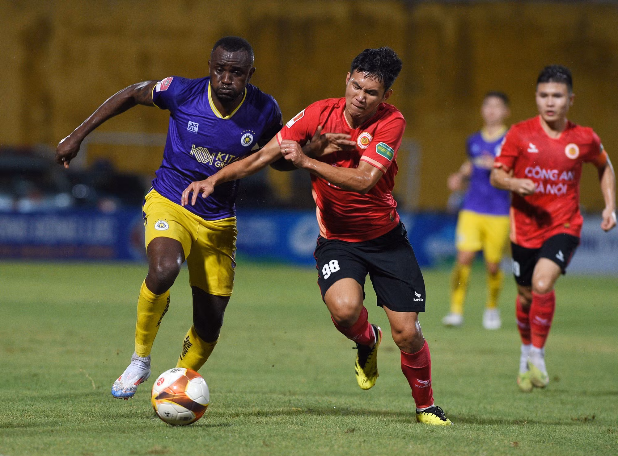 Sang hiệp 2, tốc độ của trận đấu tiếp tục được đẩy cao.