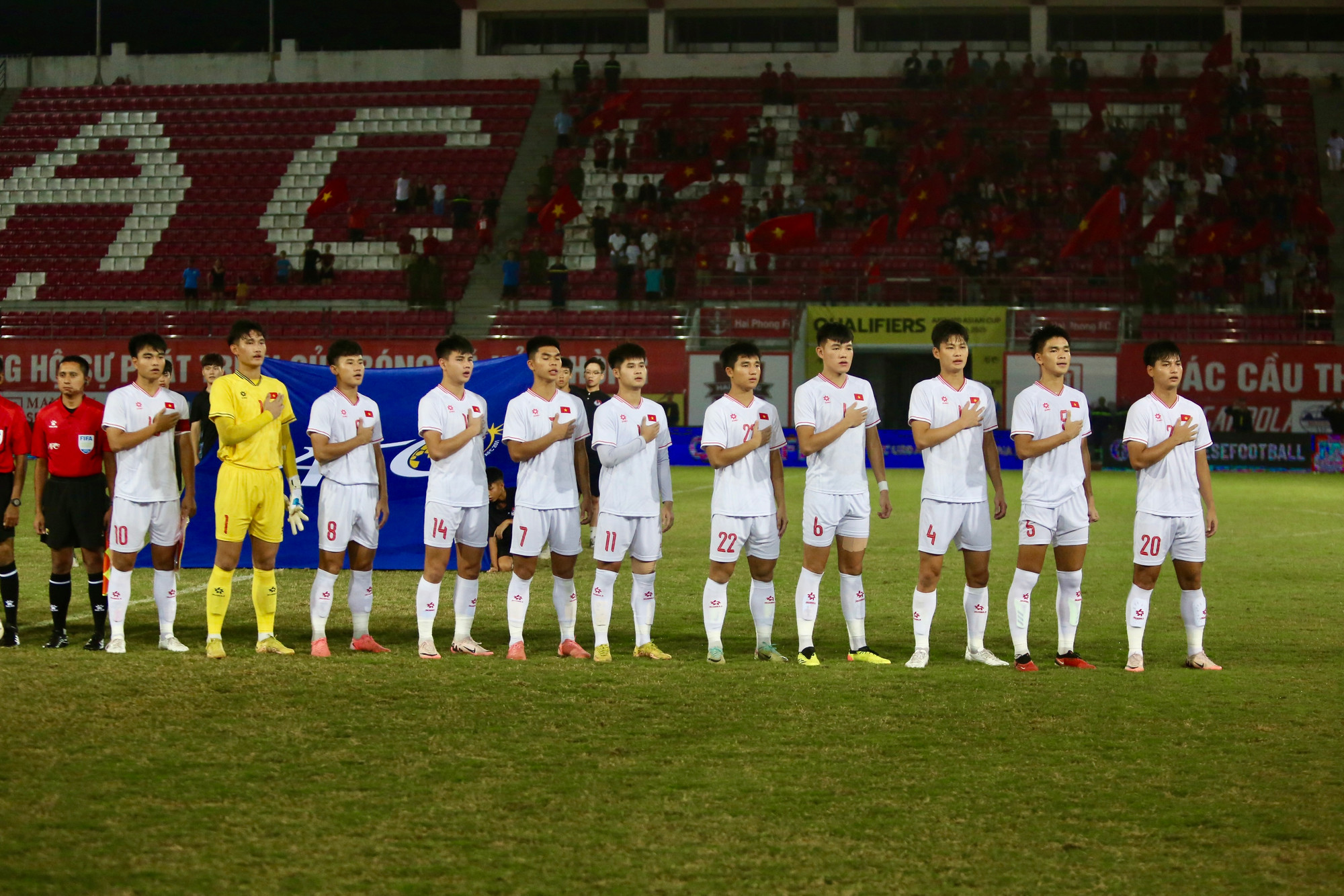 Các tuyển thủ Việt Nam thực hiện nghi thức chào cờ.