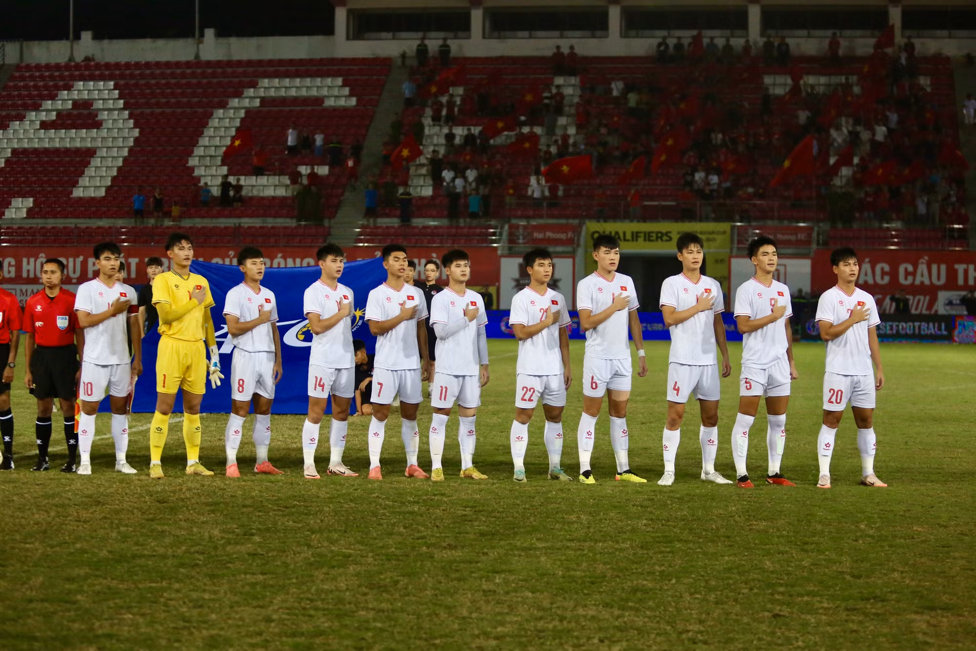 Các tuyển thủ Việt Nam thực hiện nghi thức chào cờ.
