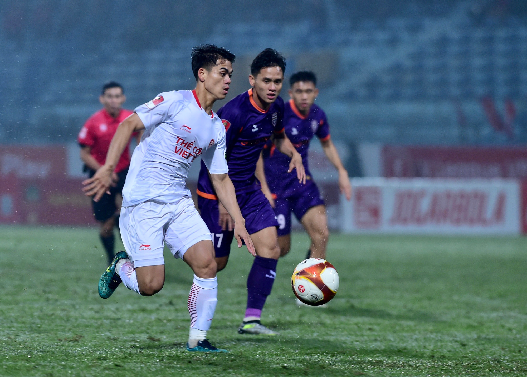 Khuất Văn Khang đảm nhiệm vị trí trên hàng công.